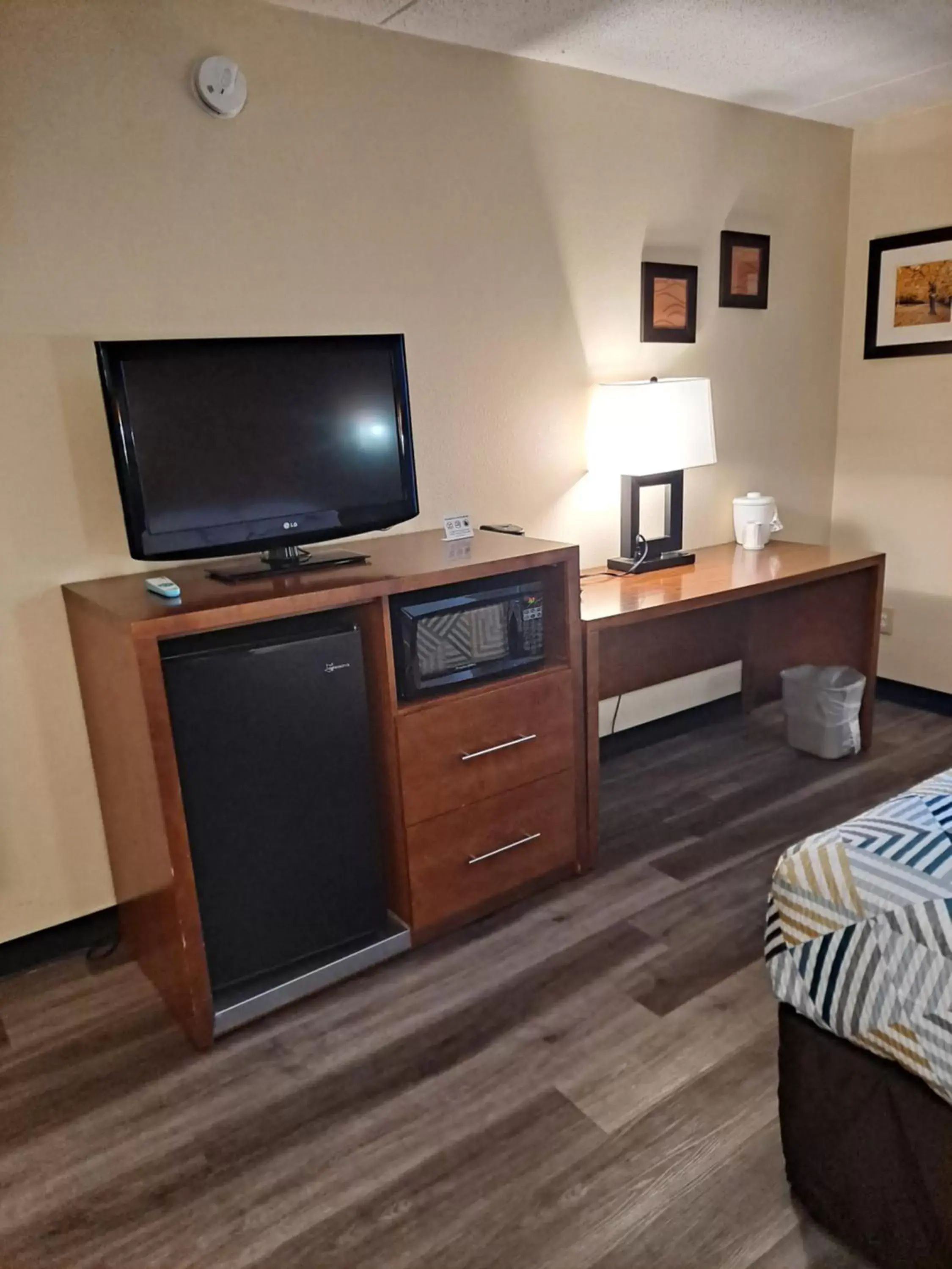 TV and multimedia, TV/Entertainment Center in Motel 6 Catonsville MD Baltimore West