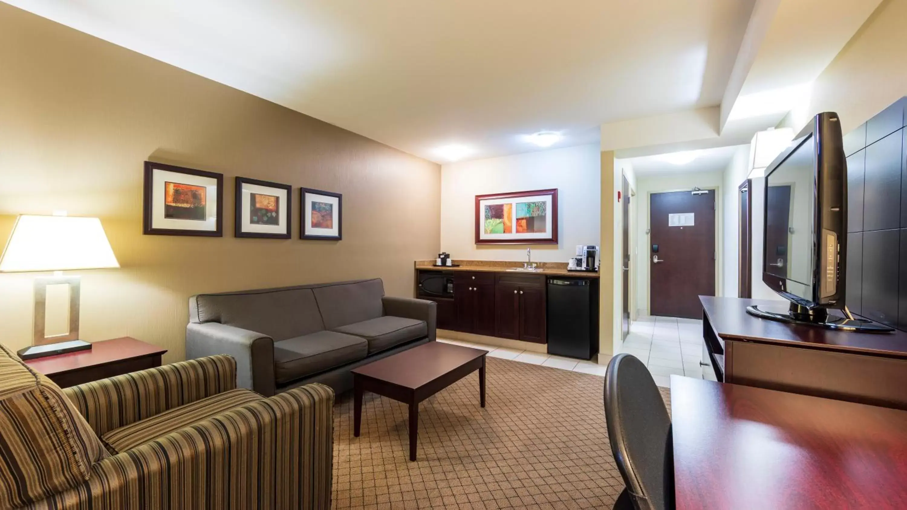 Living room in Holiday Inn Hotel and Suites-Kamloops, an IHG Hotel
