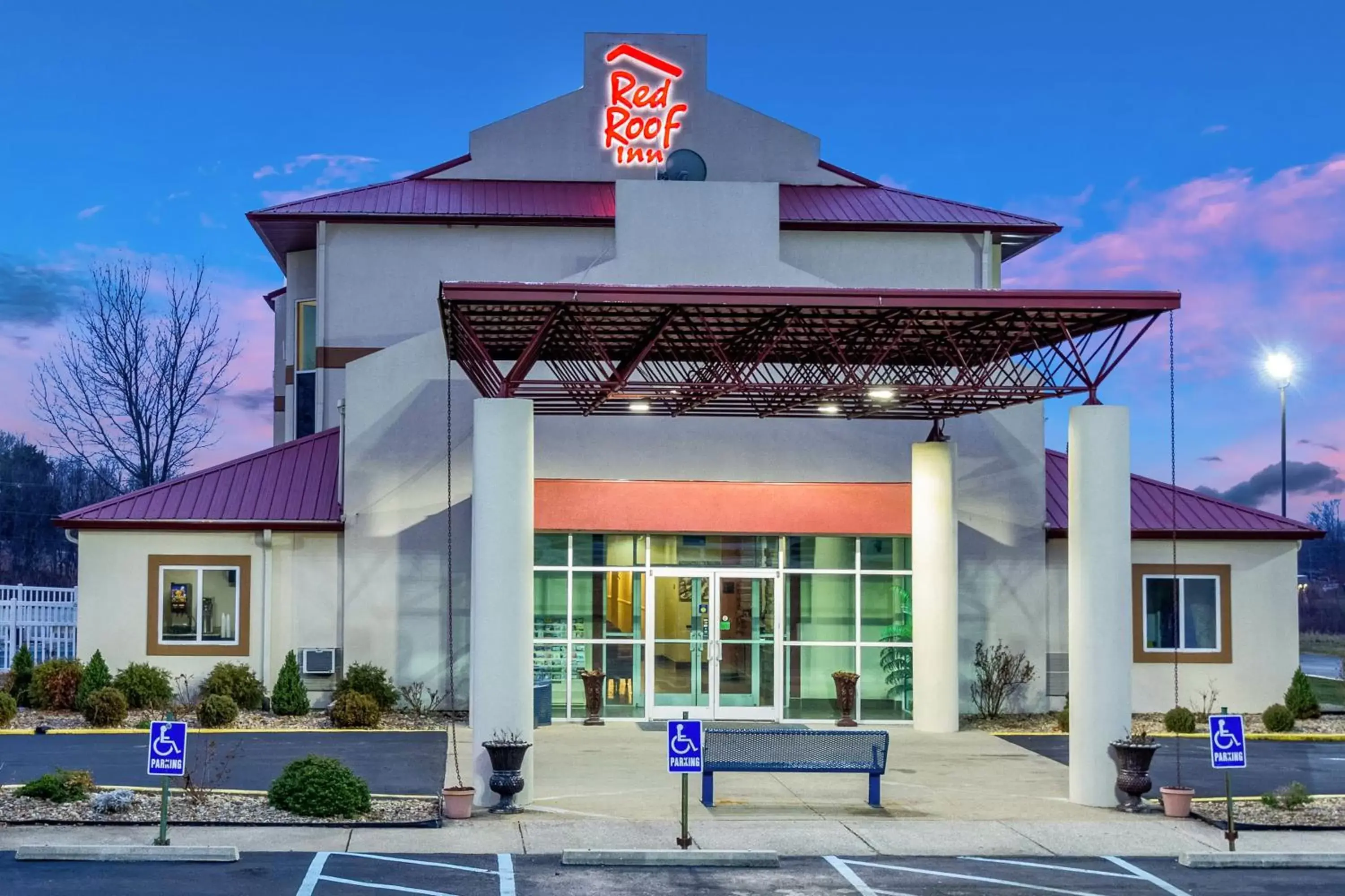 Property building, Patio/Outdoor Area in Red Roof Inn Georgetown, IN