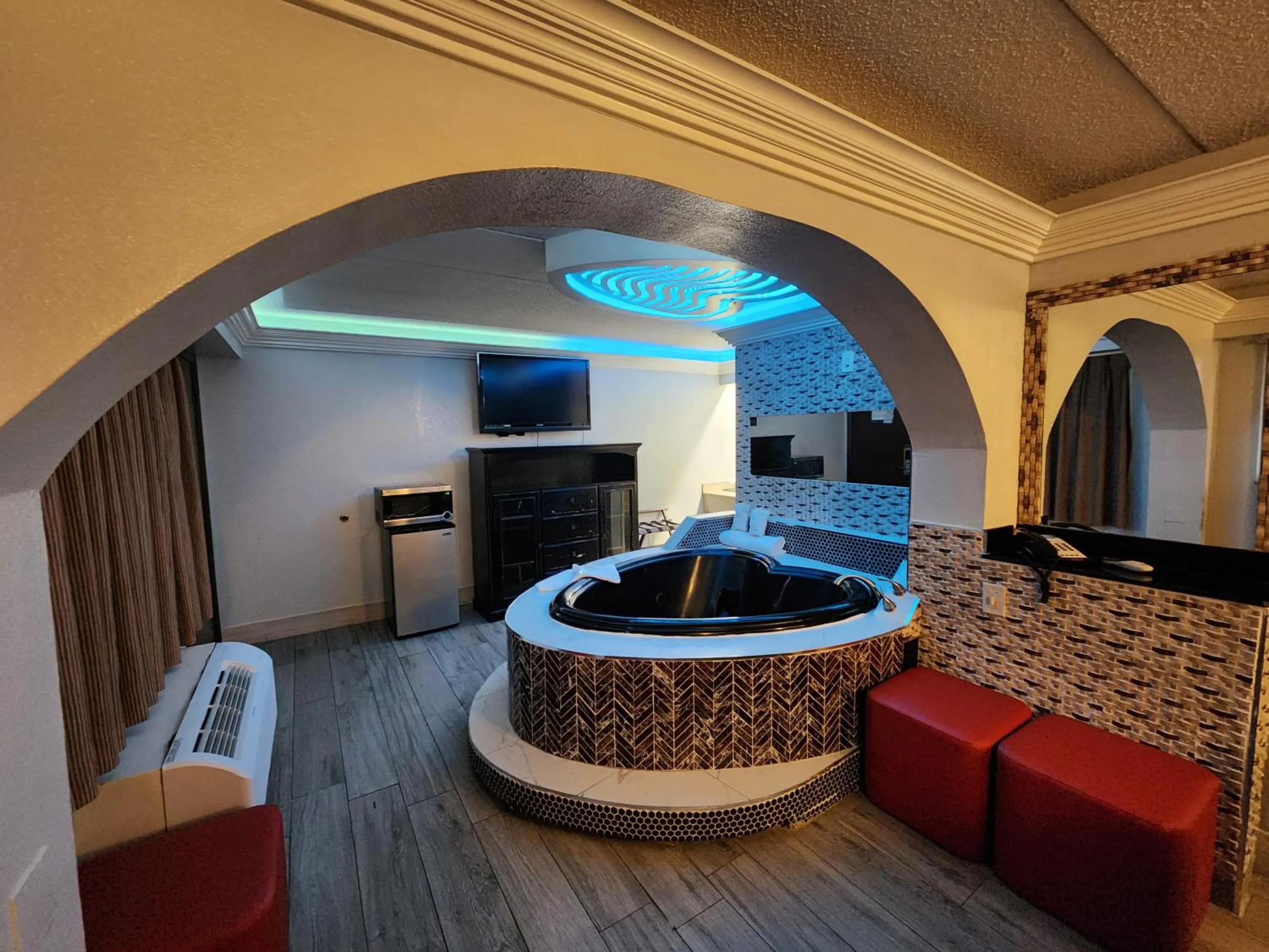 Hot Tub in Americas Best Value Inn and Suites Little Rock