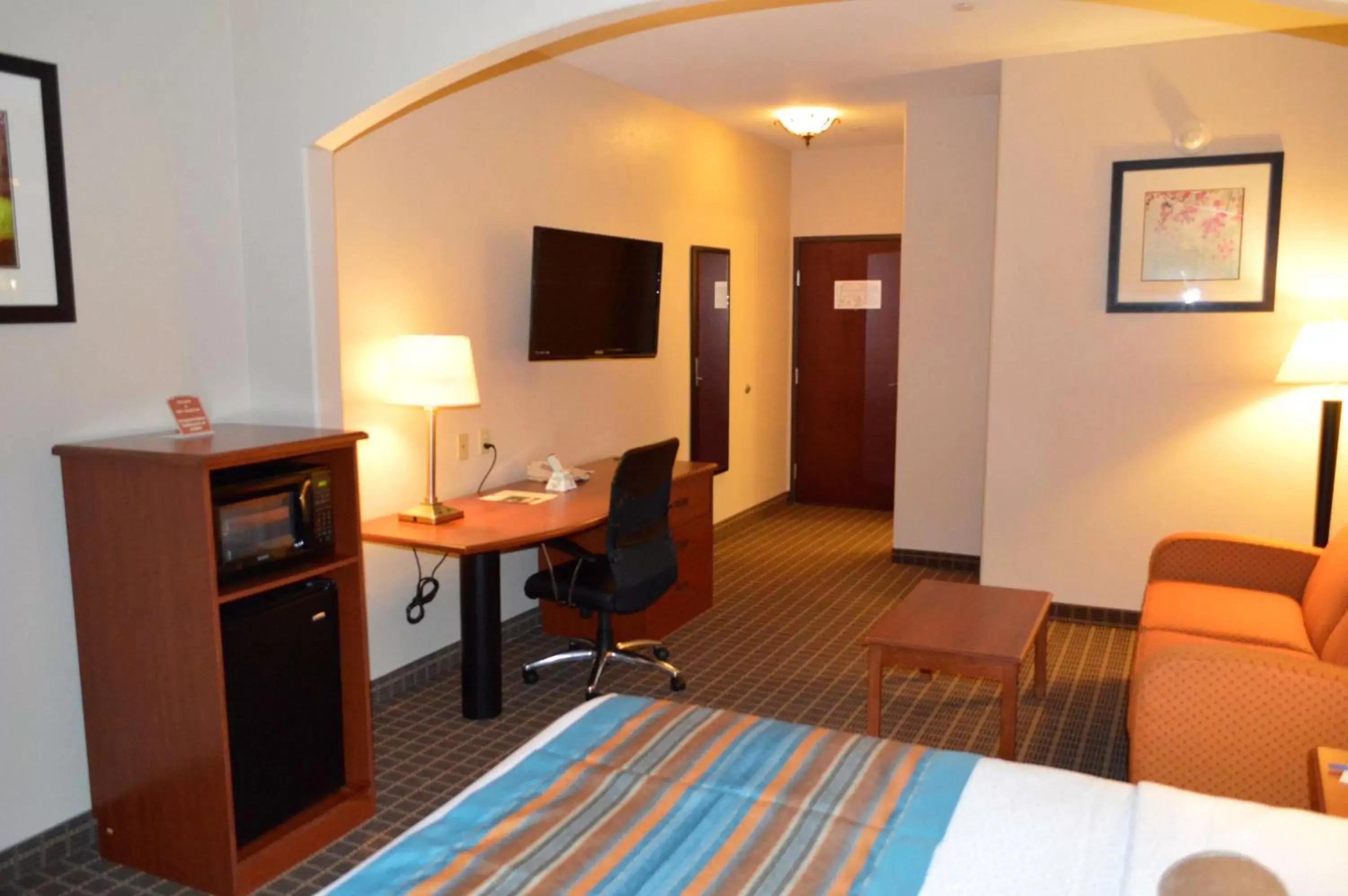 Photo of the whole room, TV/Entertainment Center in Best Western Orange Inn & Suites