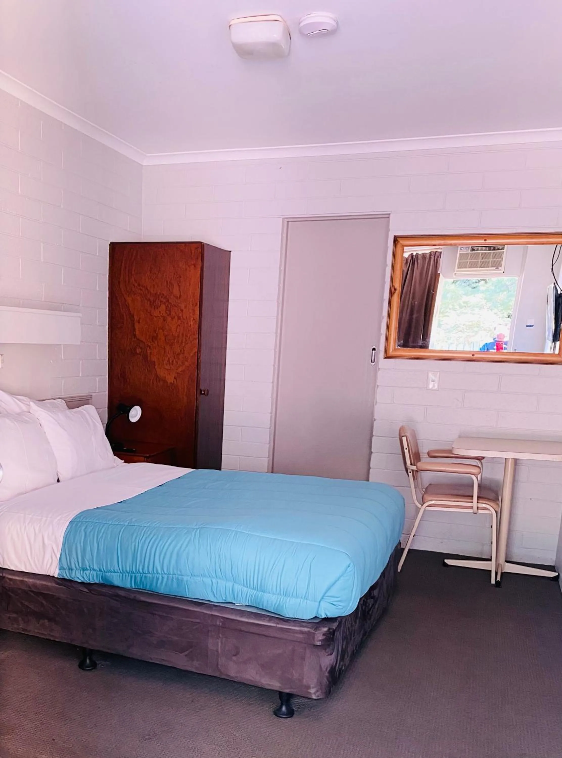 Bed in Millers Cottage Motel