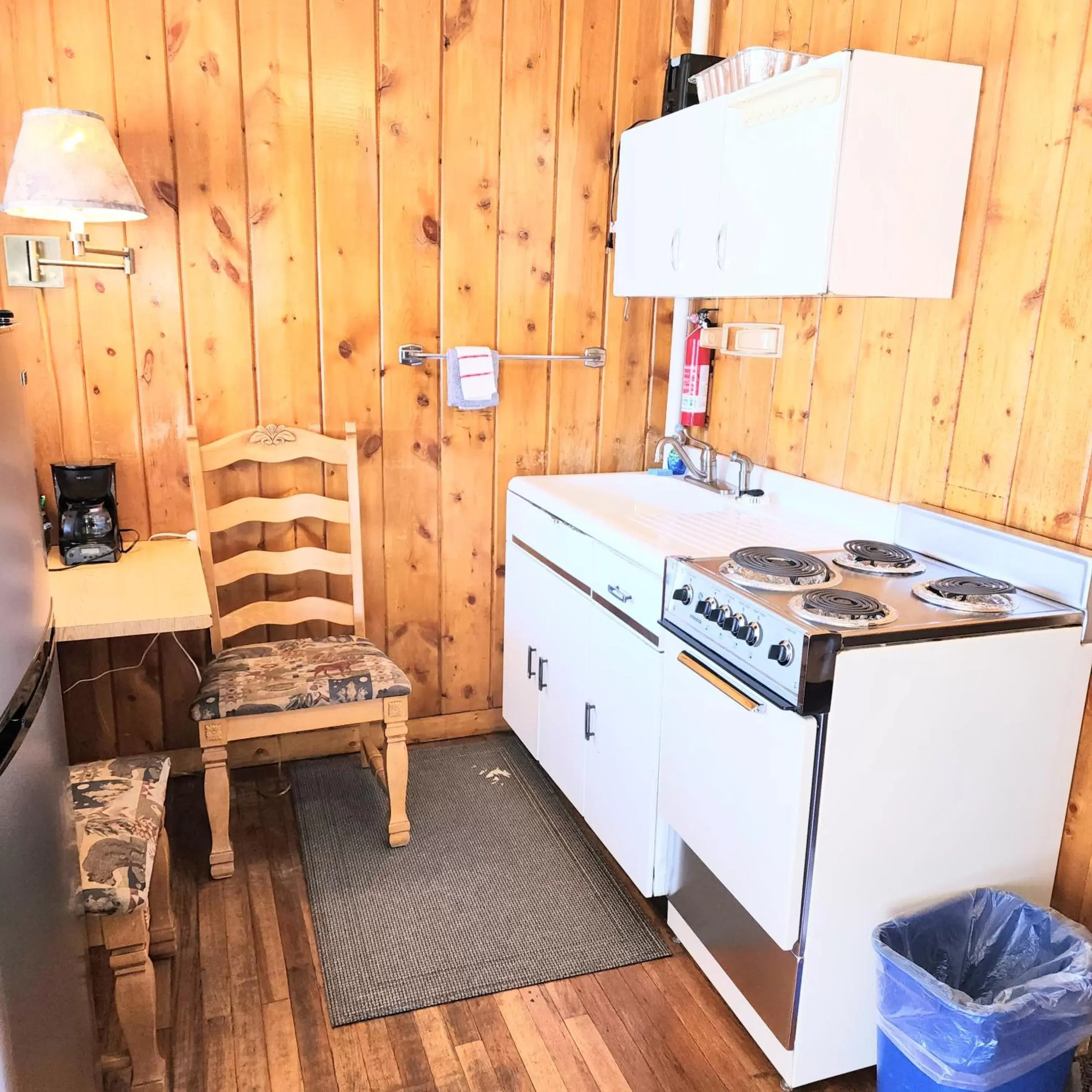 Kitchen or kitchenette, Kitchen/Kitchenette in Canyon Motel