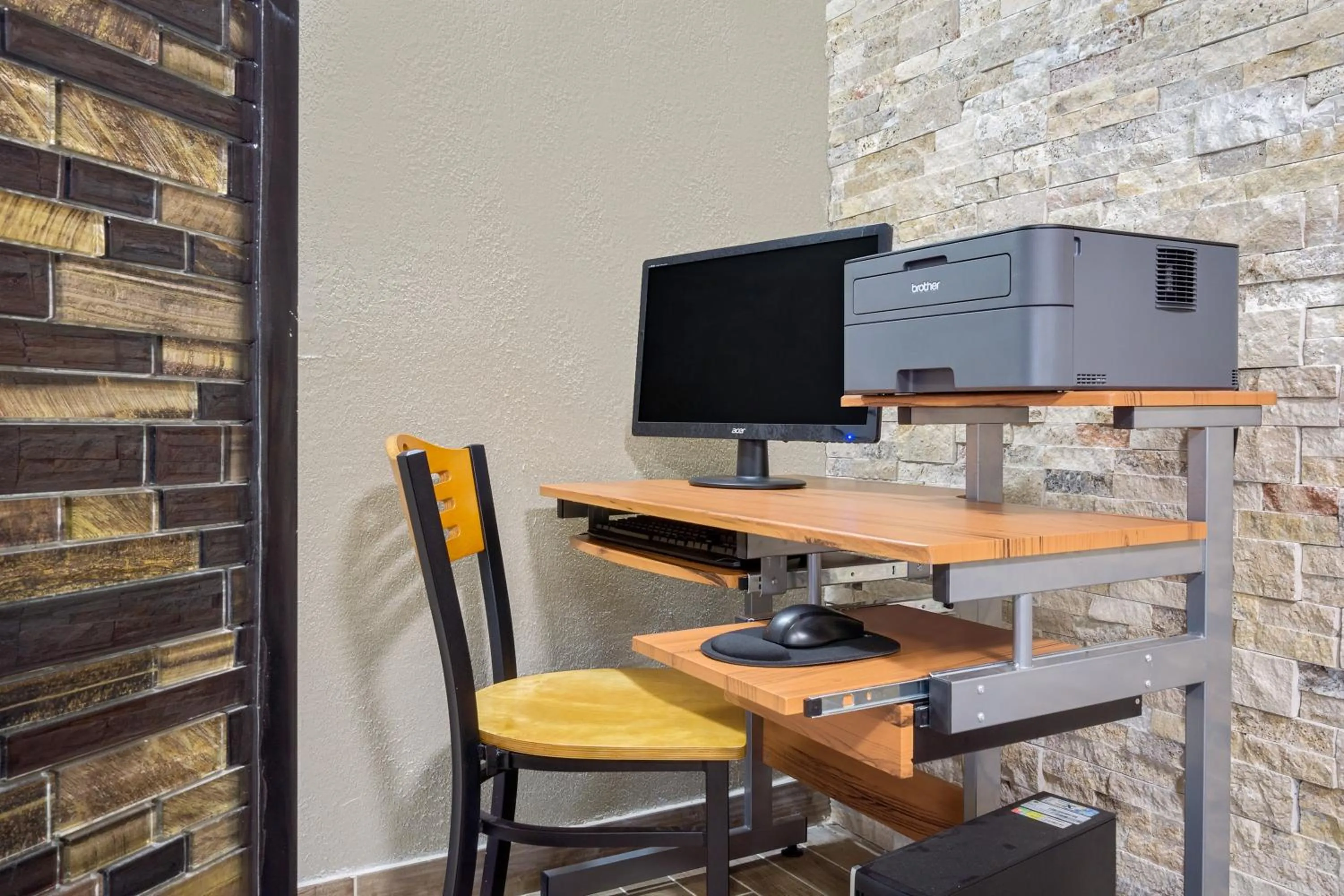 TV and multimedia in Super 8 by Wyndham Florence