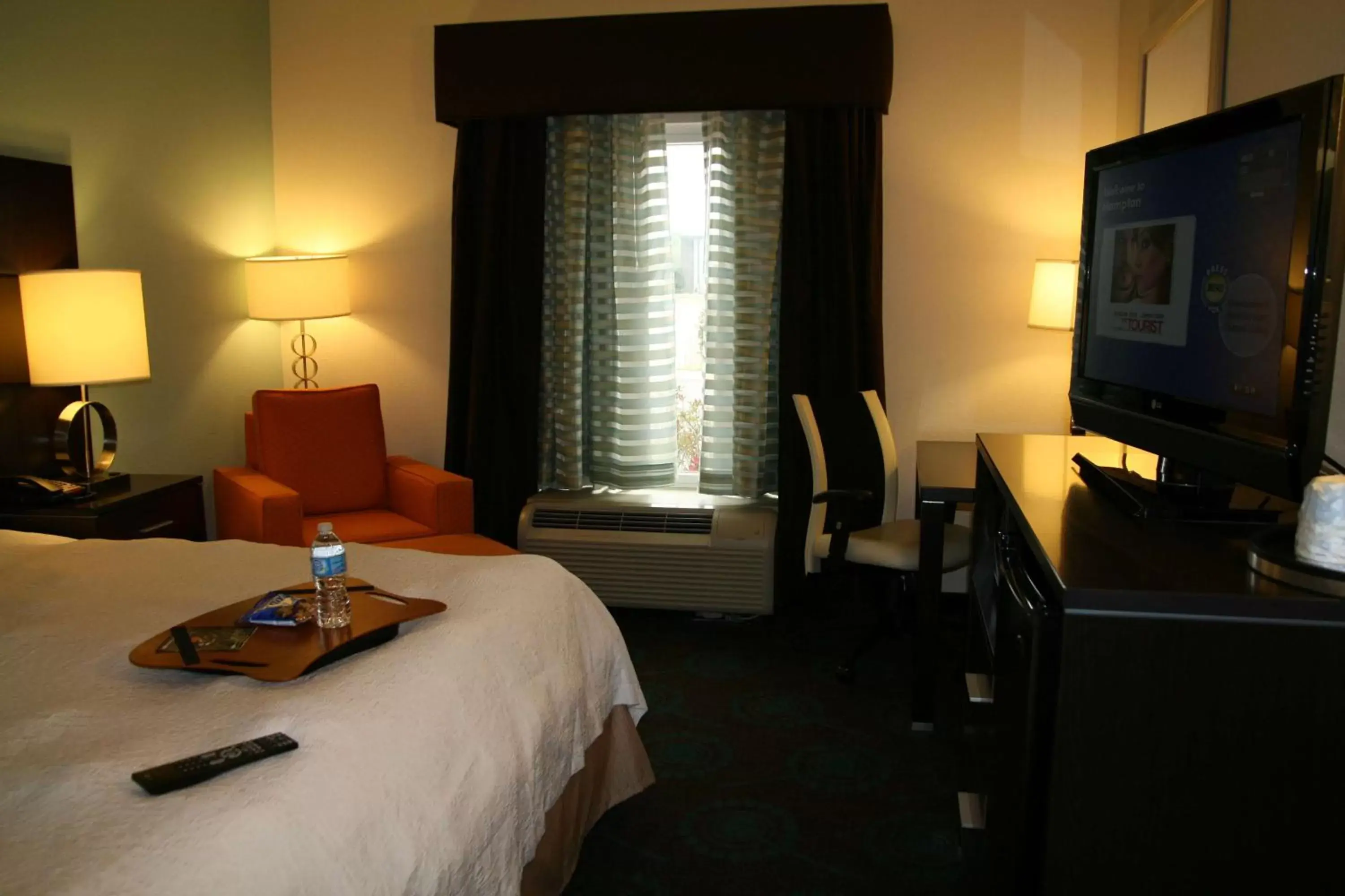 Bedroom, TV/Entertainment Center in Hampton Inn By Hilton Shreveport Airport, La