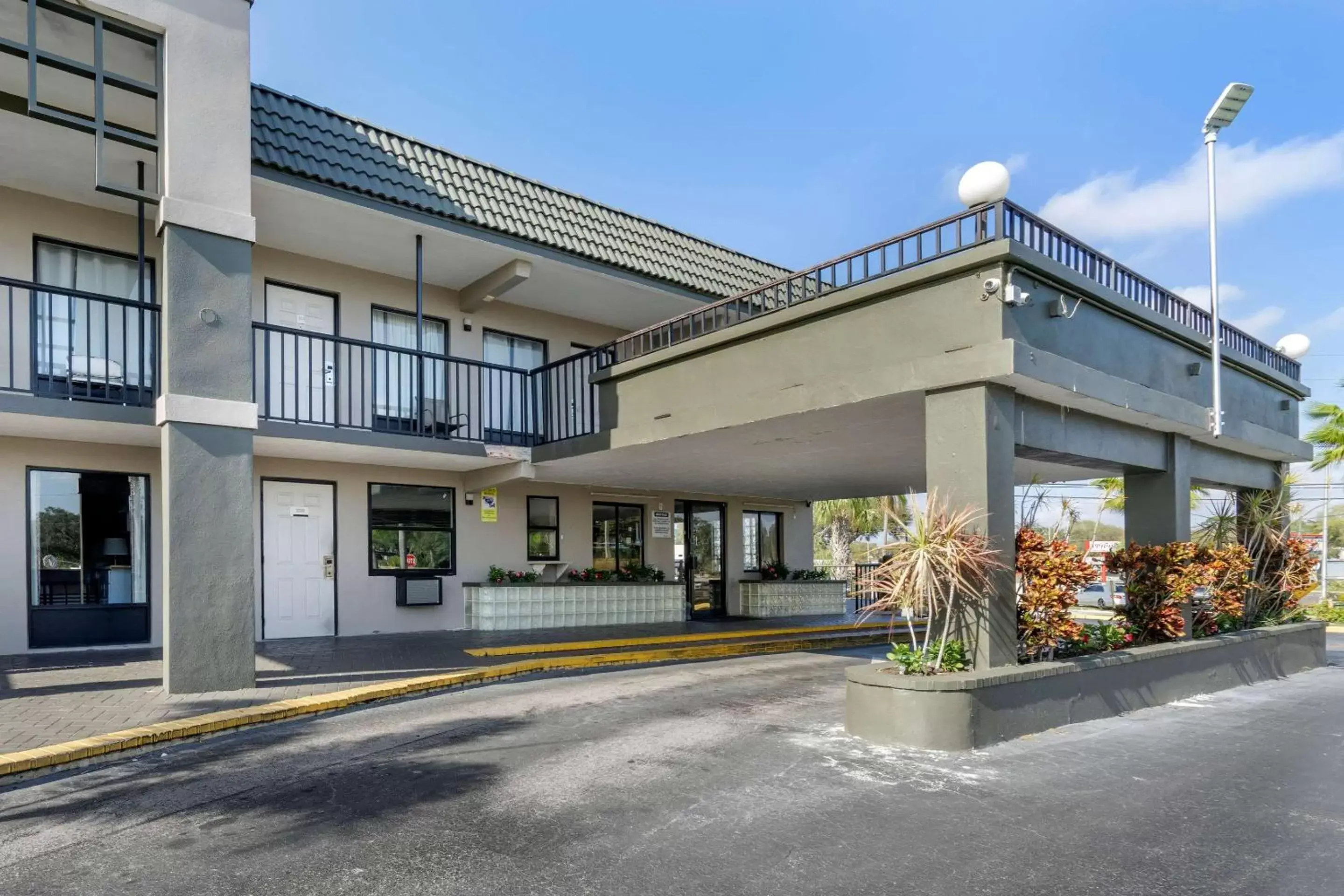 Property building in Rodeway Inn Clearwater-Dunedin Property building in Rodeway Inn Clearwater-Dunedin