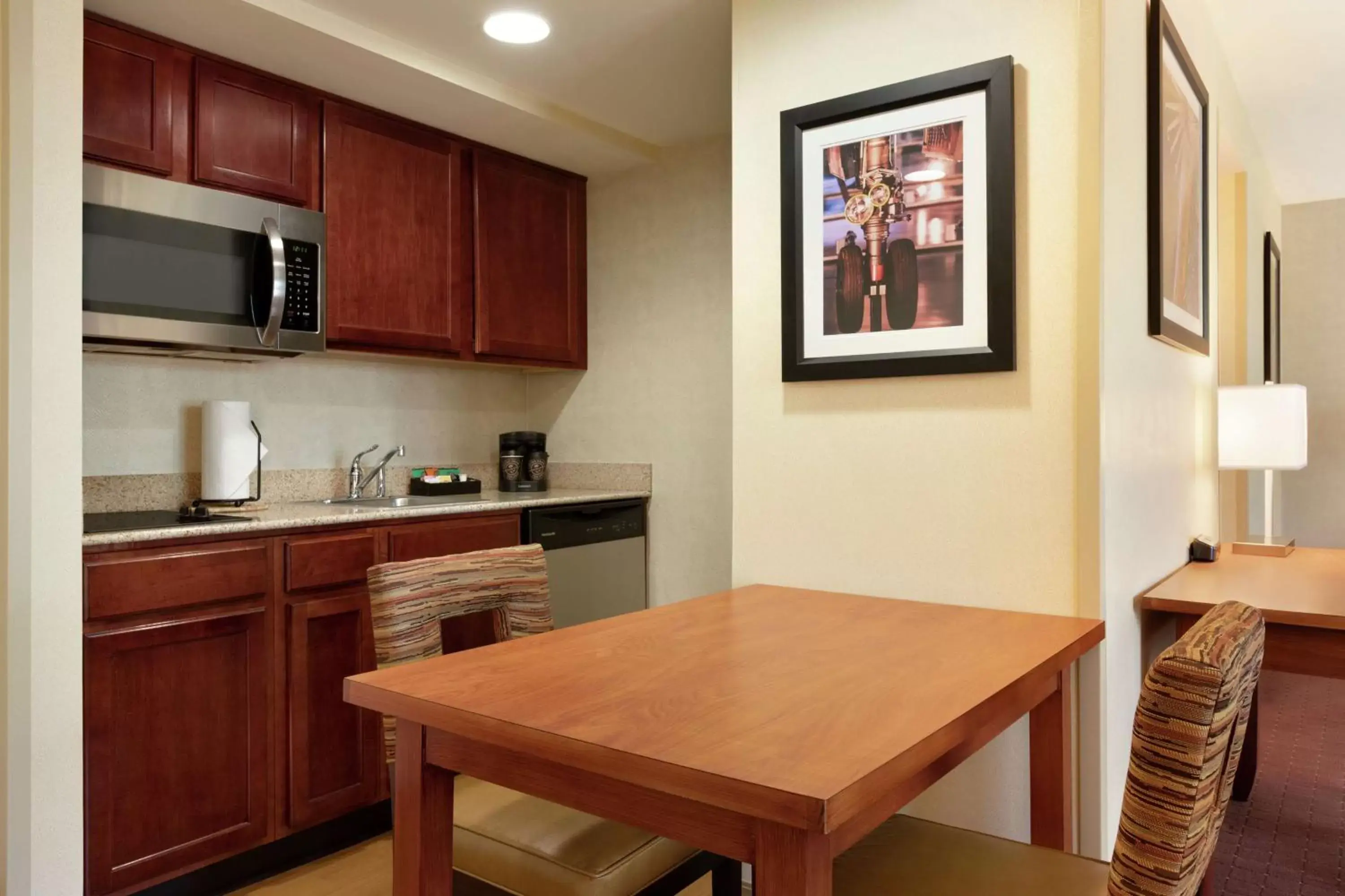 Bedroom, Kitchen/Kitchenette in Homewood Suites by Hilton Dulles-North Loudoun