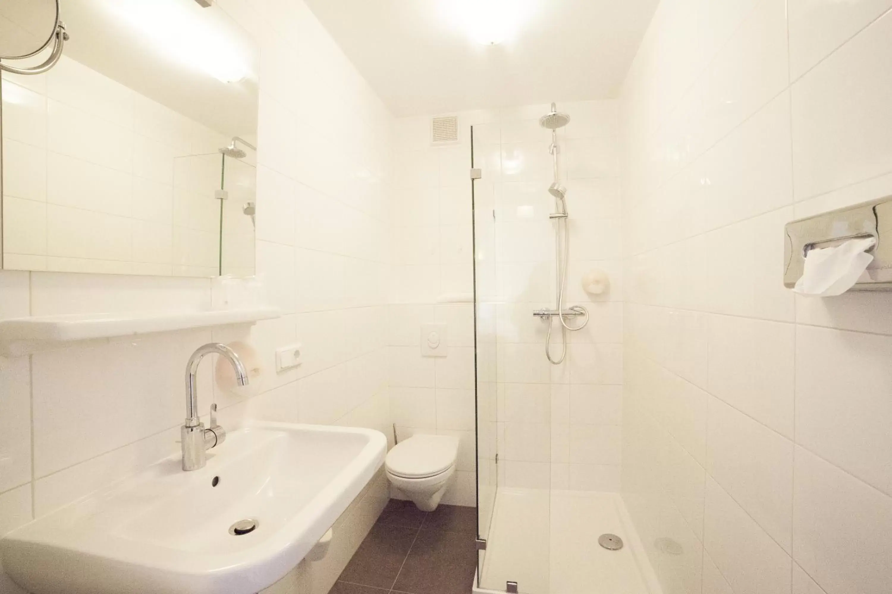 Shower, Bathroom in Hotel Dordrecht