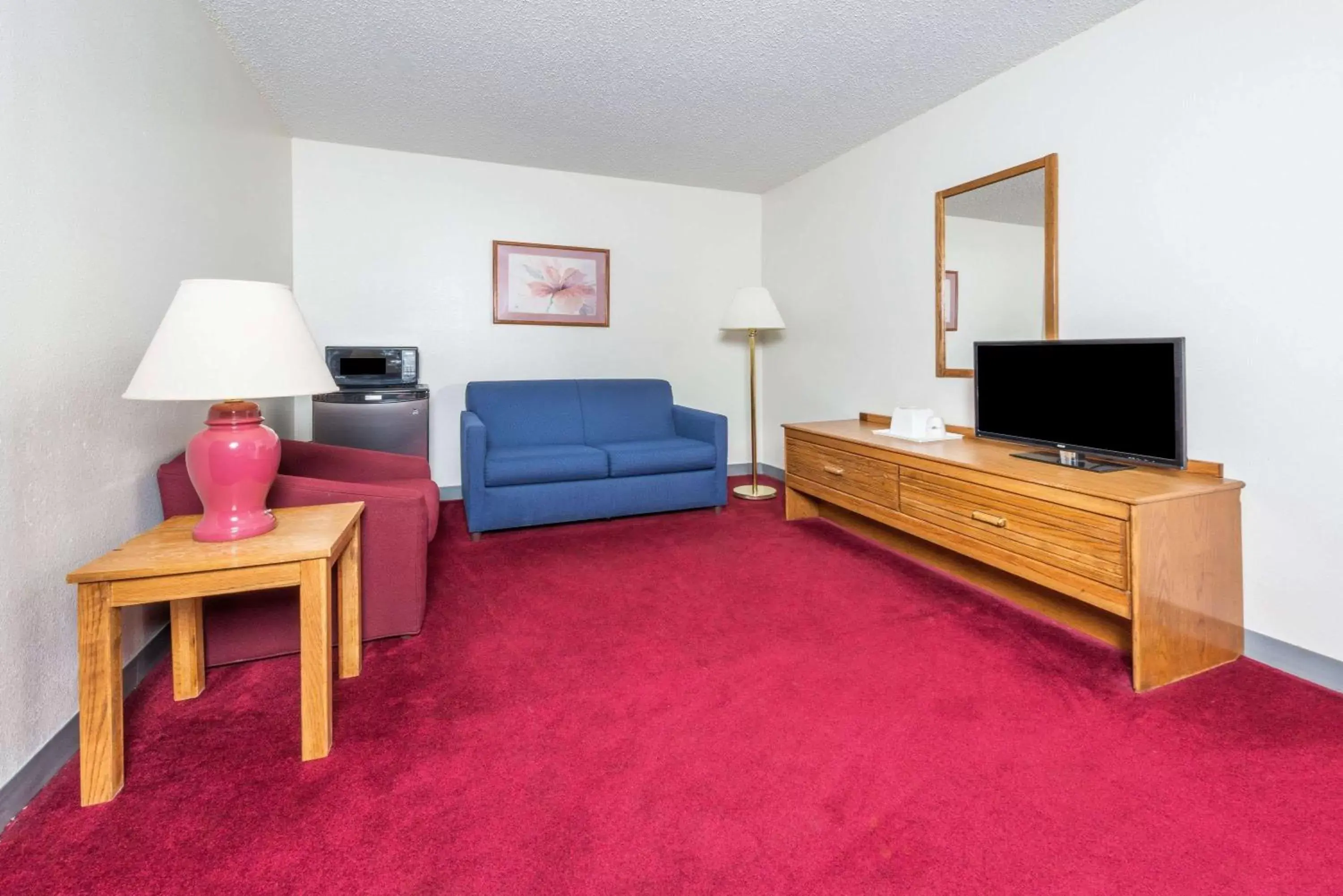 Photo of the whole room, TV/Entertainment Center in Super 8 by Wyndham Front Royal