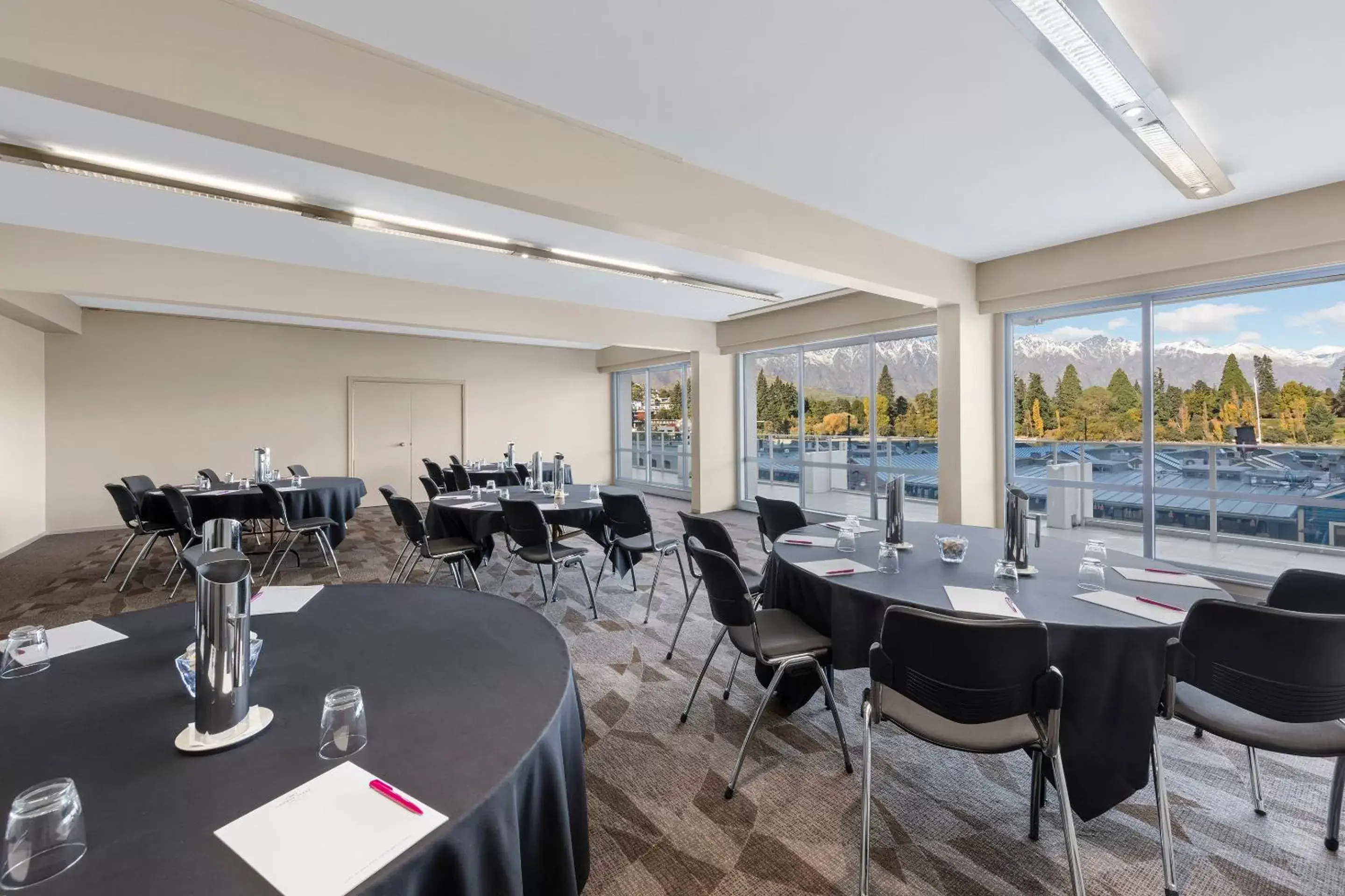 Meeting/conference room, Restaurant/Places to Eat in Crowne Plaza Queenstown, an IHG Hotel