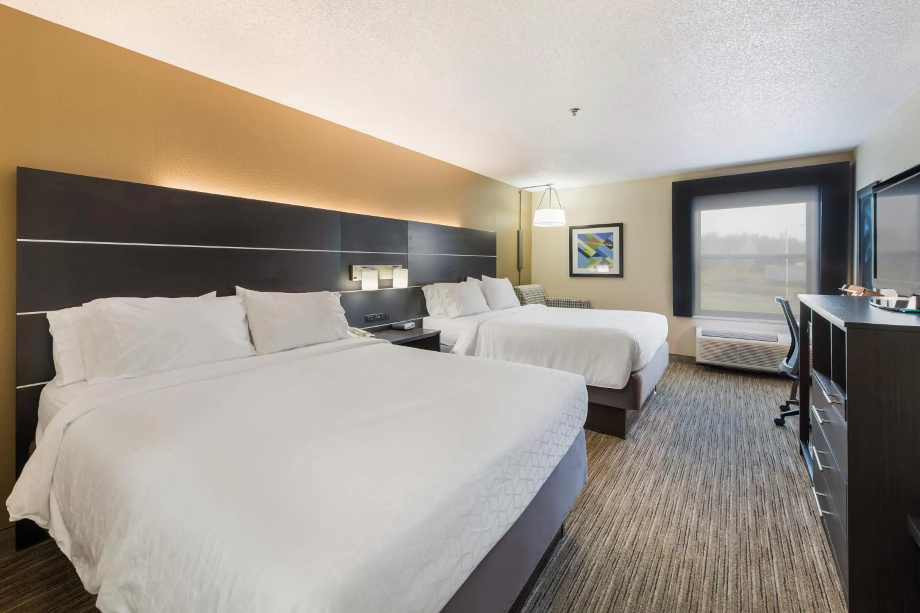 Photo of the whole room, Bed in Holiday Inn Express London-I-70 by IHG