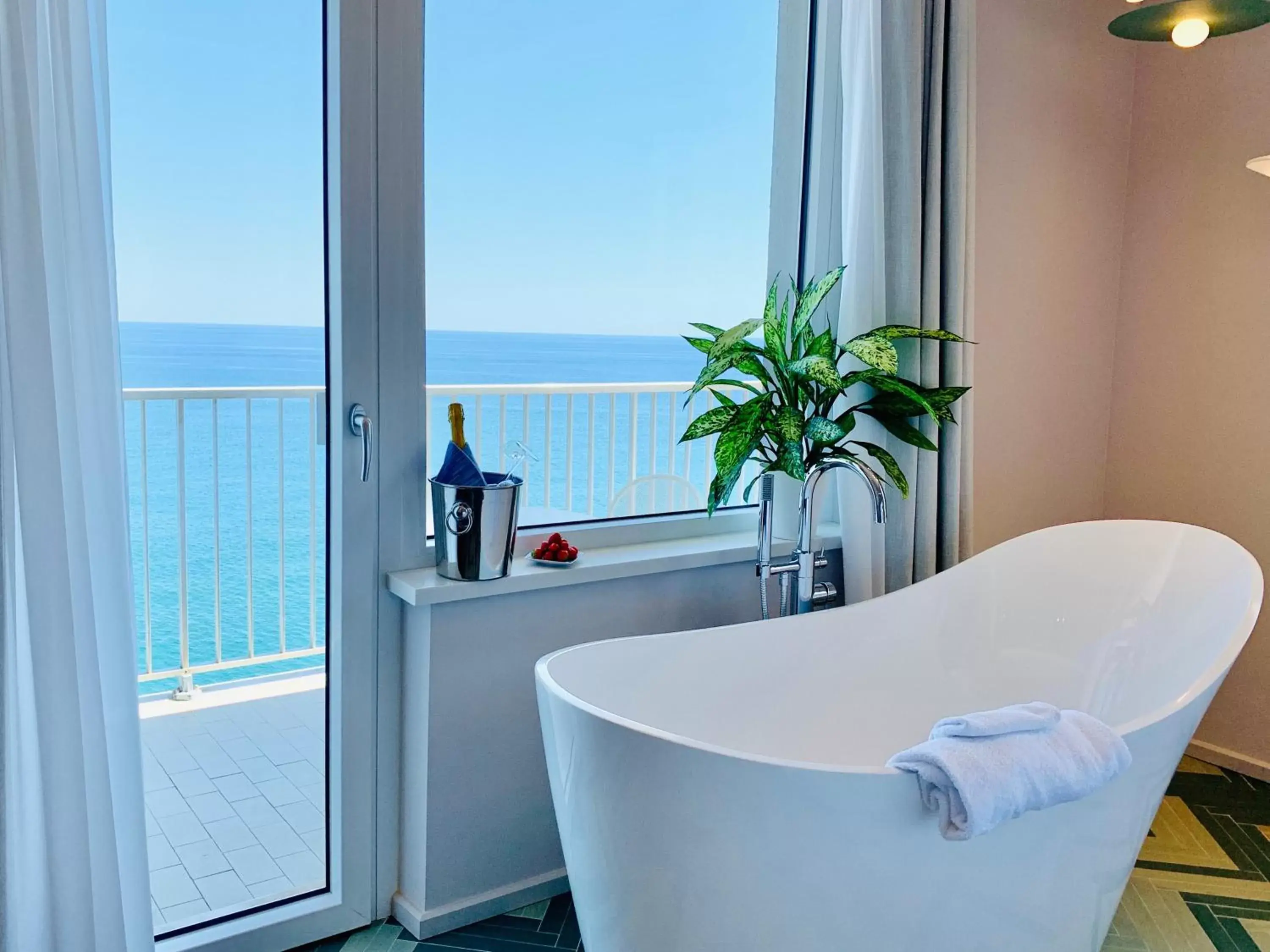 Sea view, Bathroom in Hotel Corallo