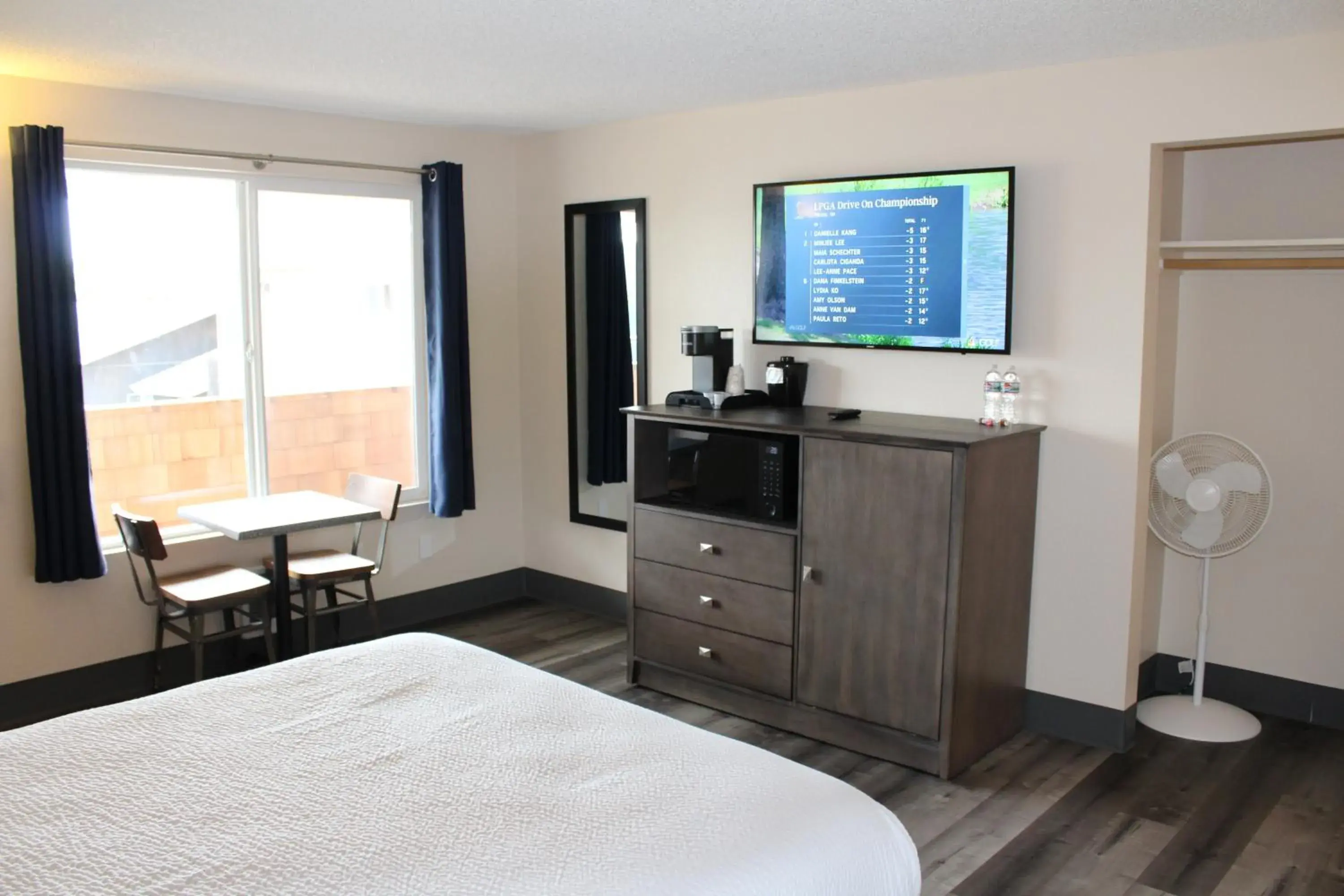 Bed, TV/Entertainment Center in Inn at the Sea