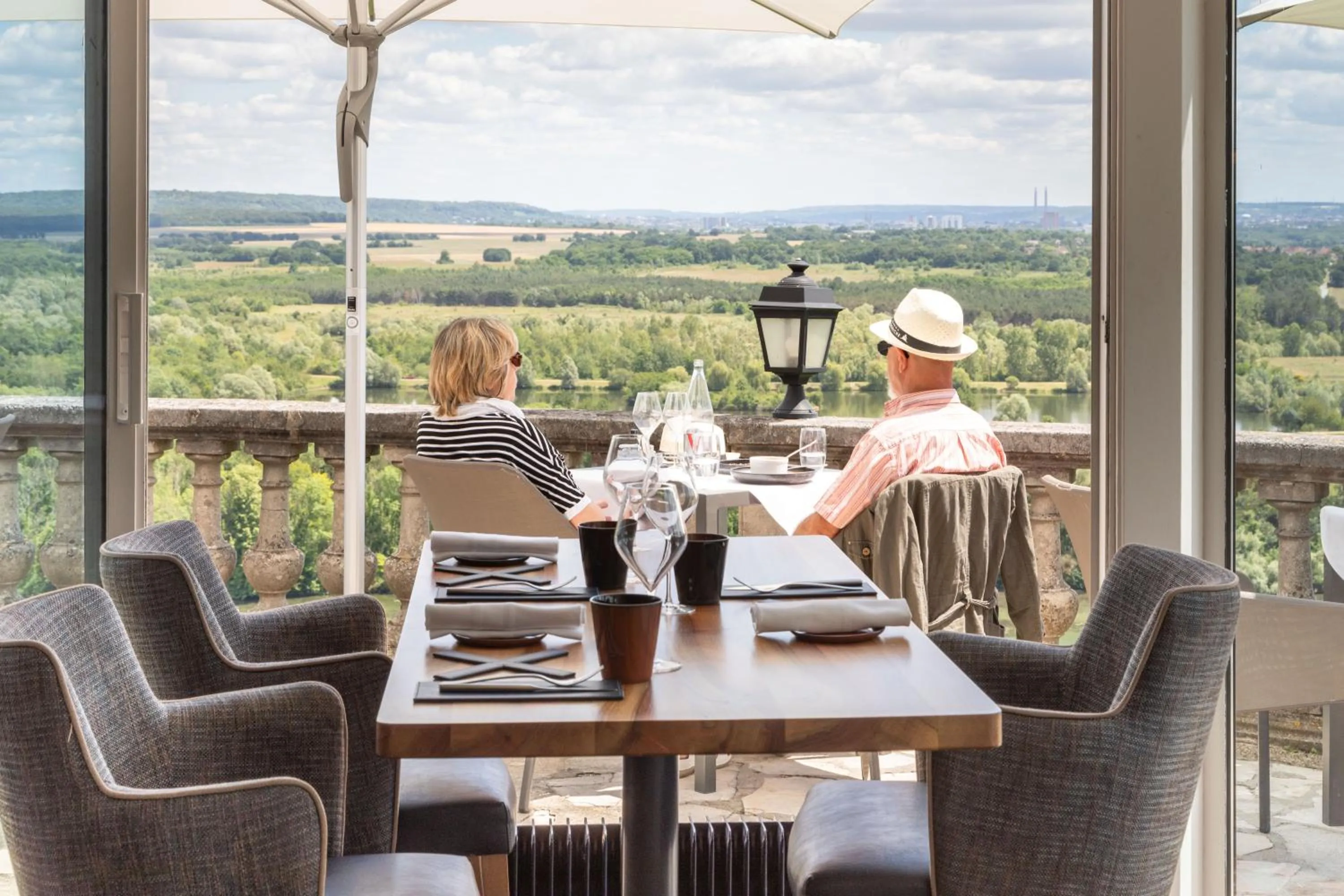 Restaurant/places to eat in Domaine De La Corniche