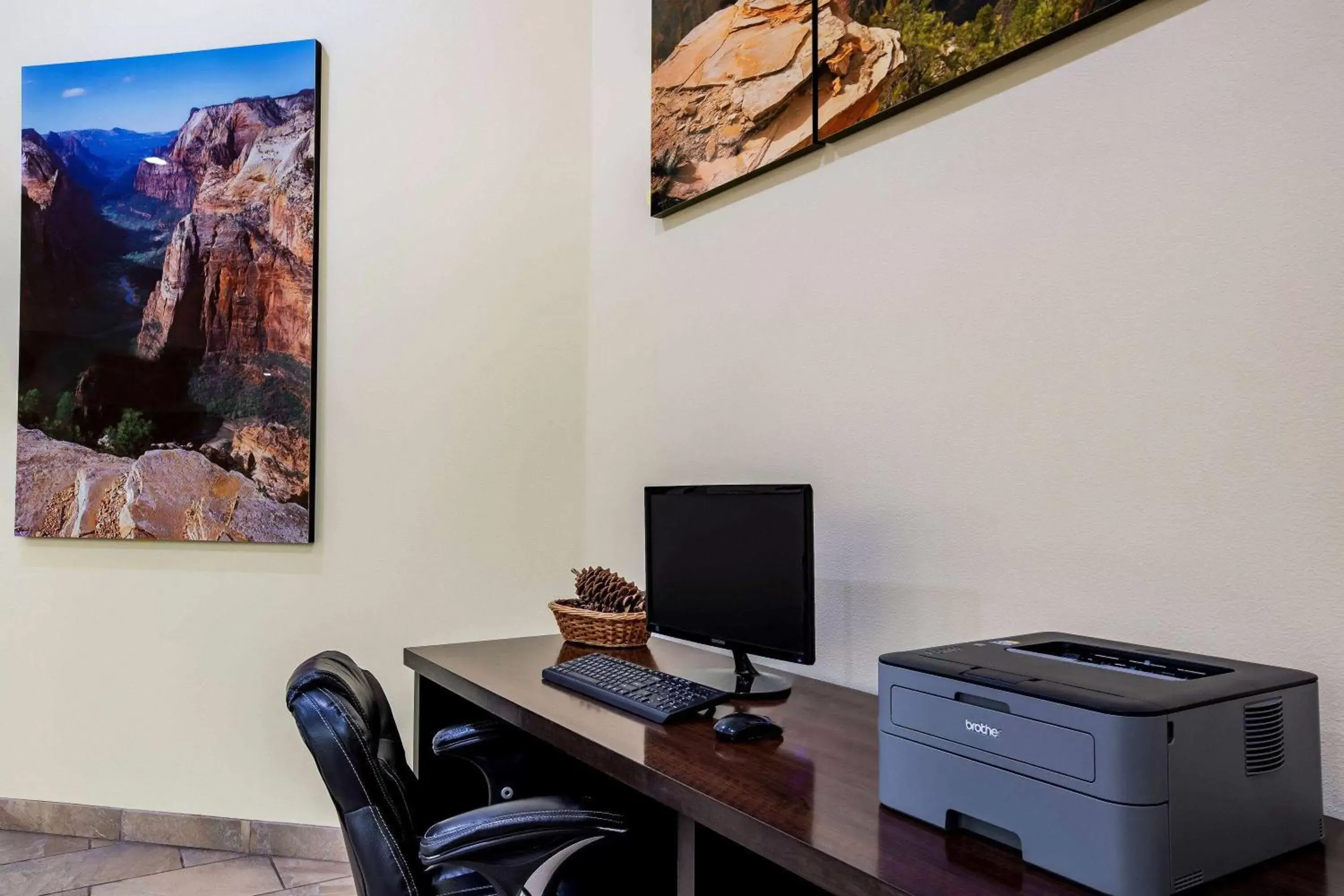 On site, Business Area/Conference Room in La Quinta by Wyndham at Zion Park/Springdale
