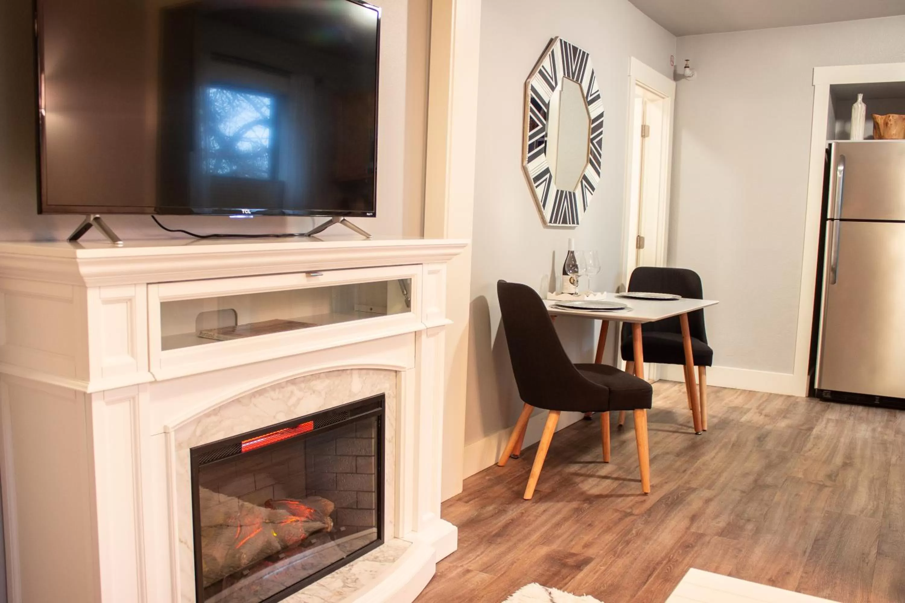 Kitchen or kitchenette, TV/Entertainment Center in Douglas On Third