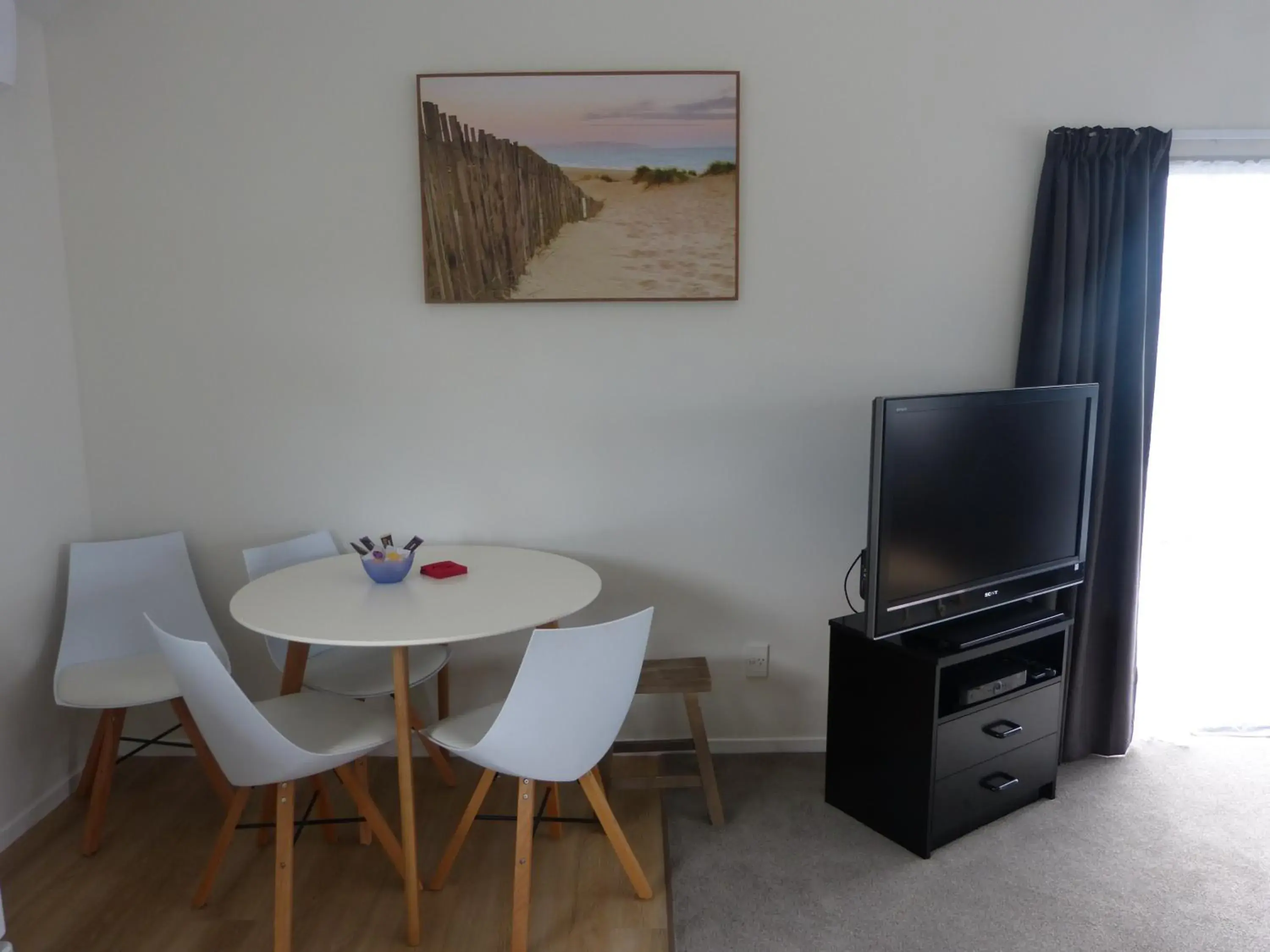 Dining area, TV/Entertainment Center in Blake Court Motel