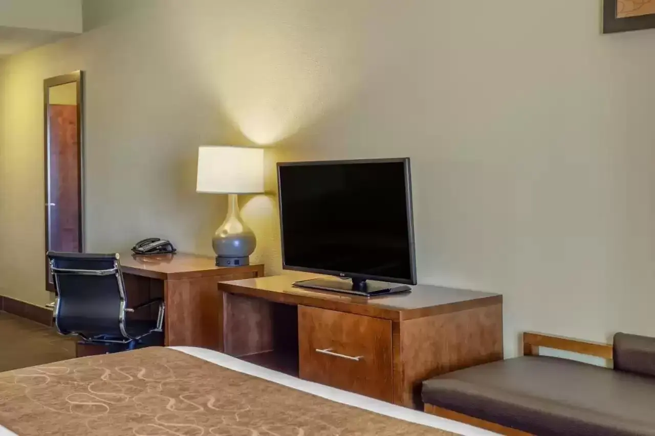 Bed, TV/Entertainment Center in Comfort Suites Batesville