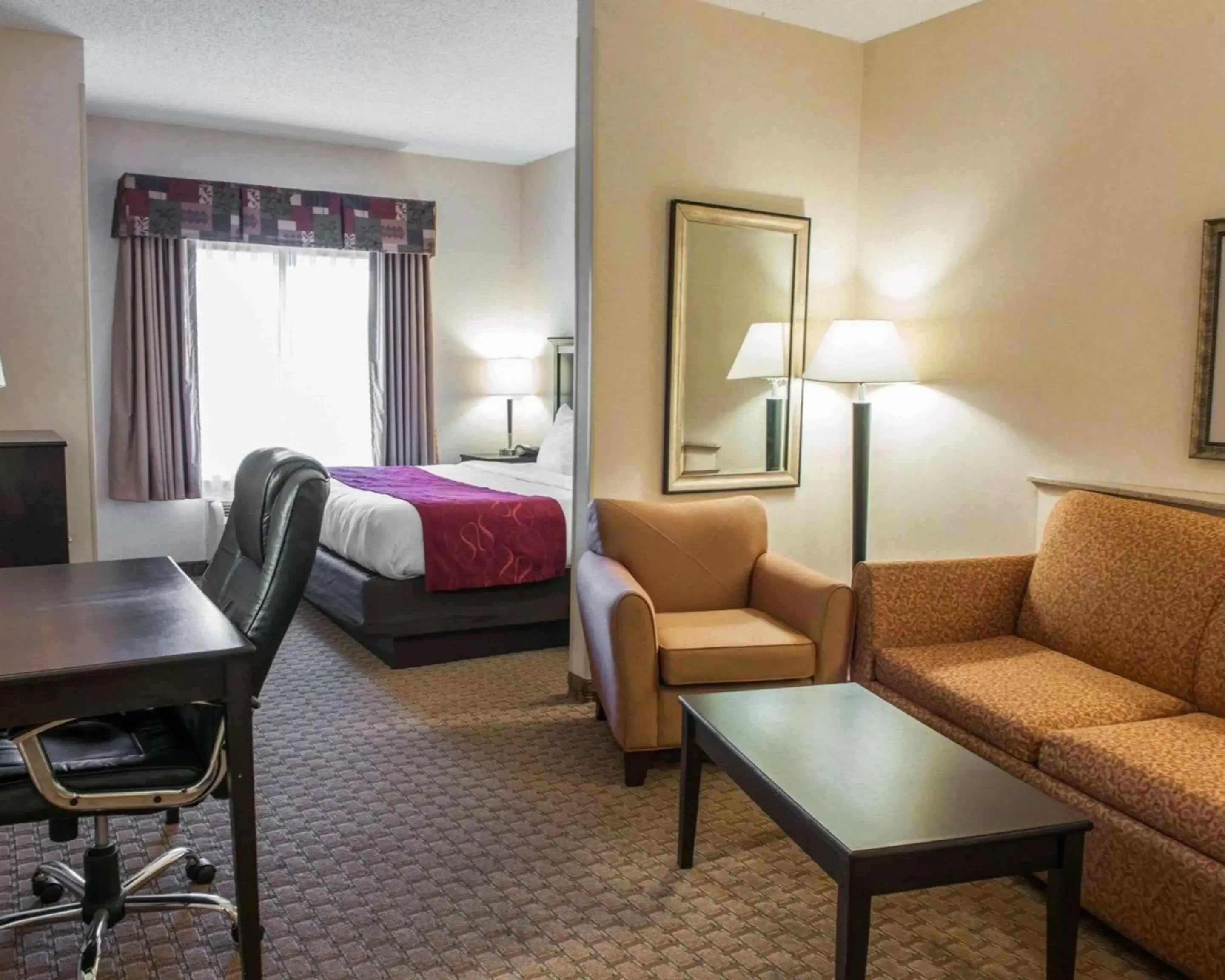 Photo of the whole room, Bed in Comfort Suites Southport