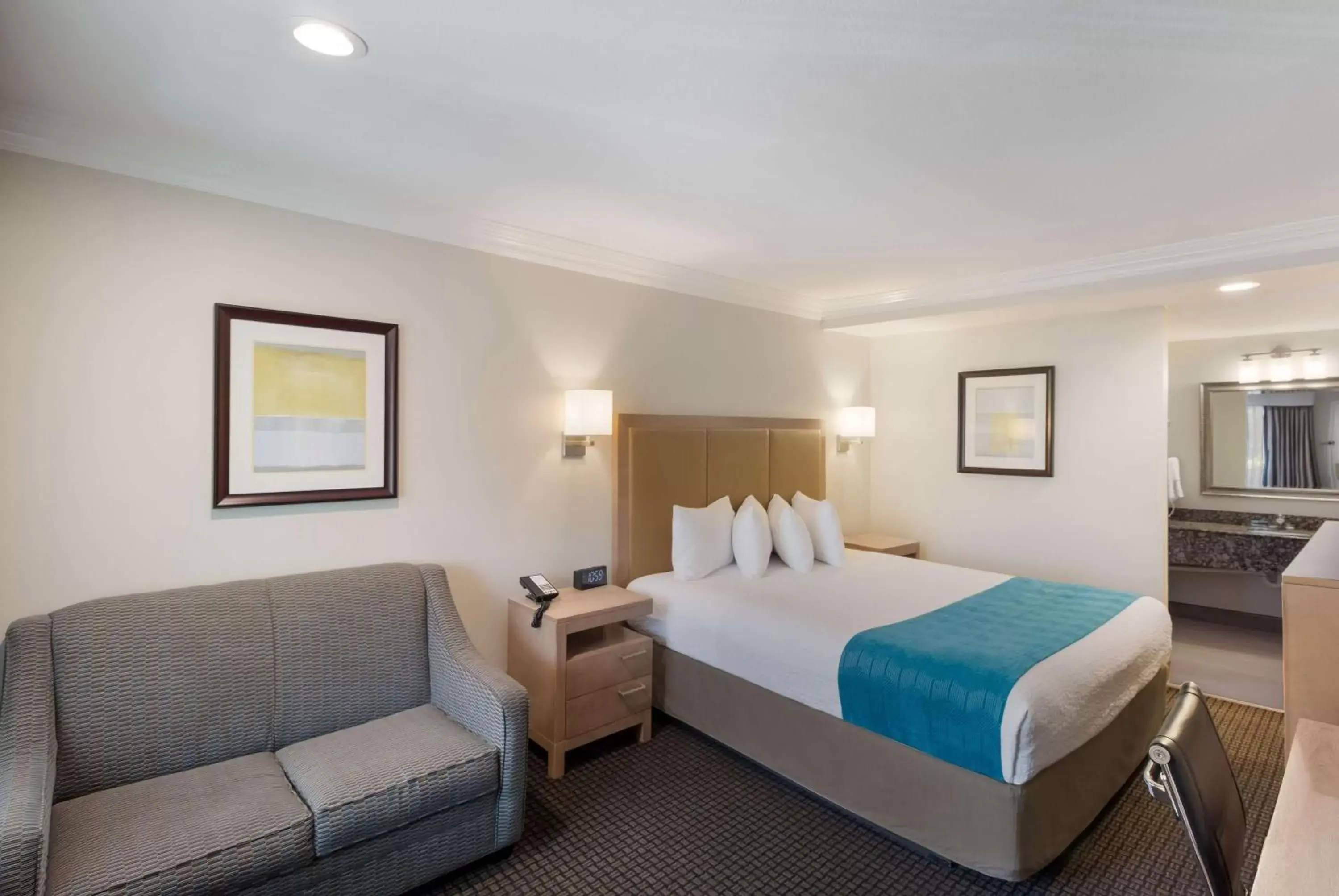 Bedroom, Bed in Best Western Woodland Hills