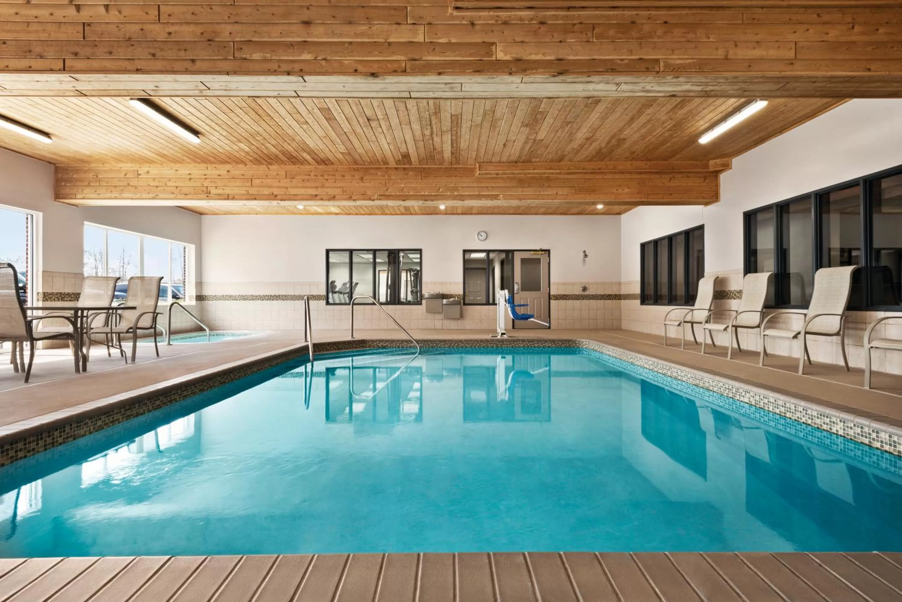 Property building in Country Inn & Suites by Radisson, Marinette, WI