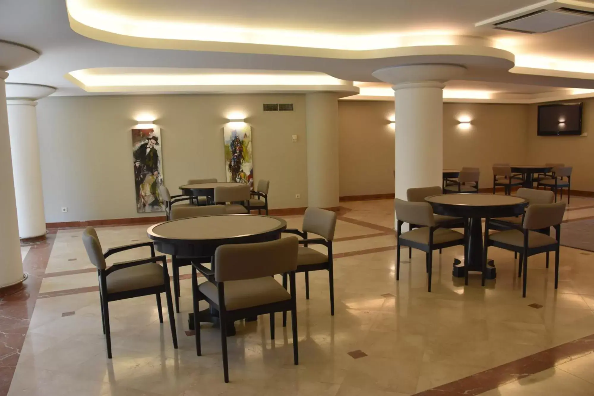 Game Room, Restaurant/Places to Eat in Hotel Suave Mar