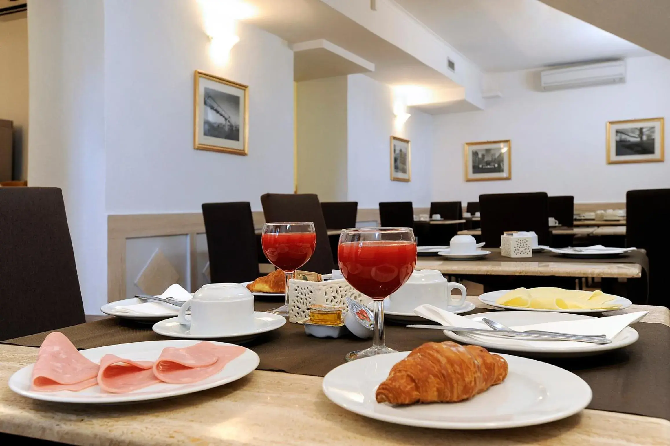 Lounge or bar, Breakfast in Dipendenza Hotel Bellavista