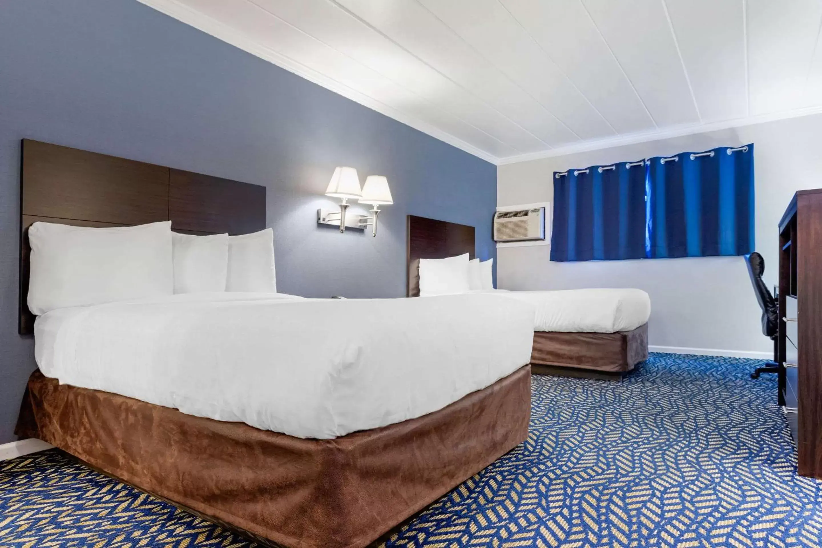 Bedroom, Bed in Econo Lodge Hicksville