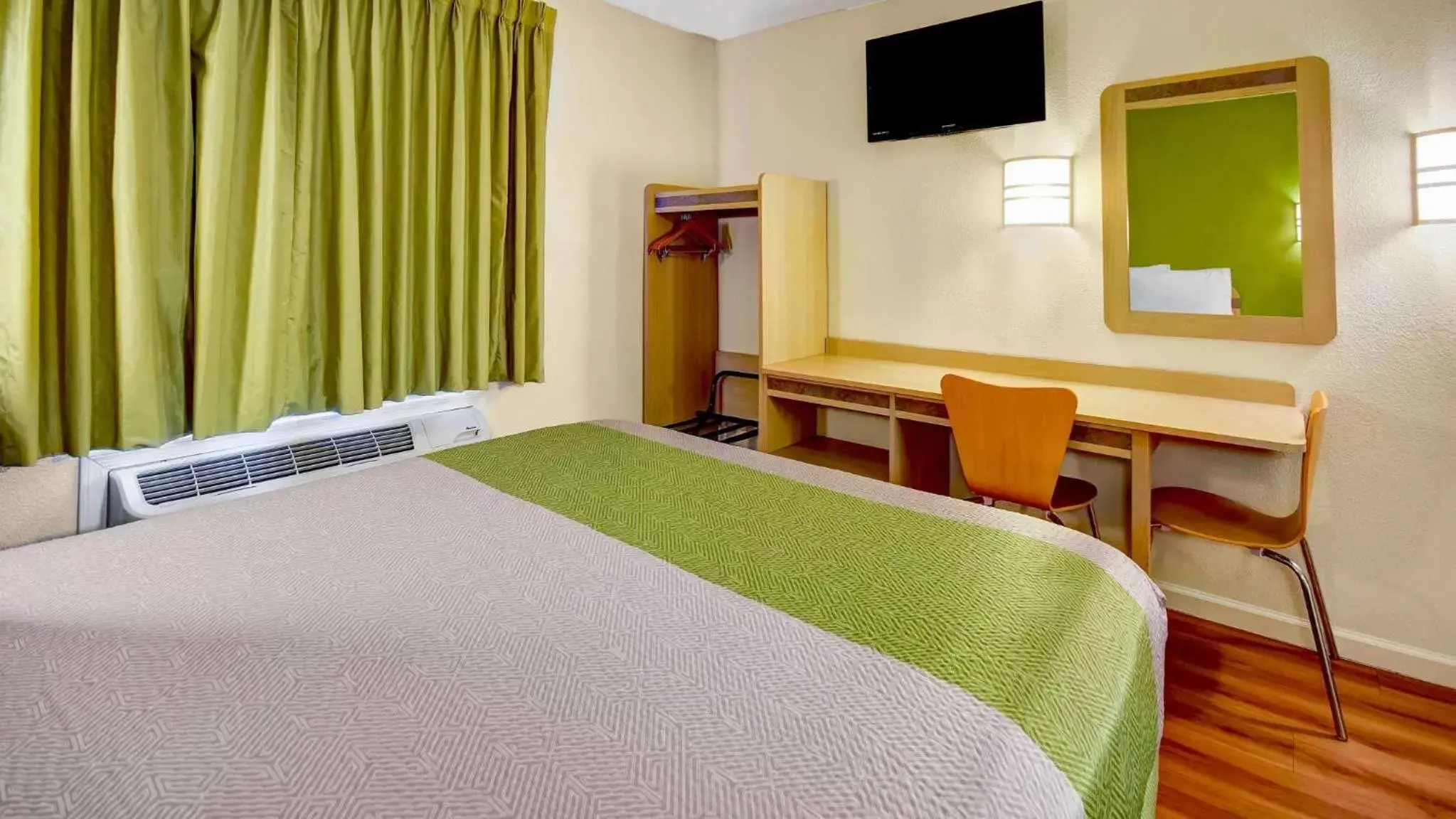 Bedroom, Bed in Motel 6-Lake Havasu, AZ - Lakeside