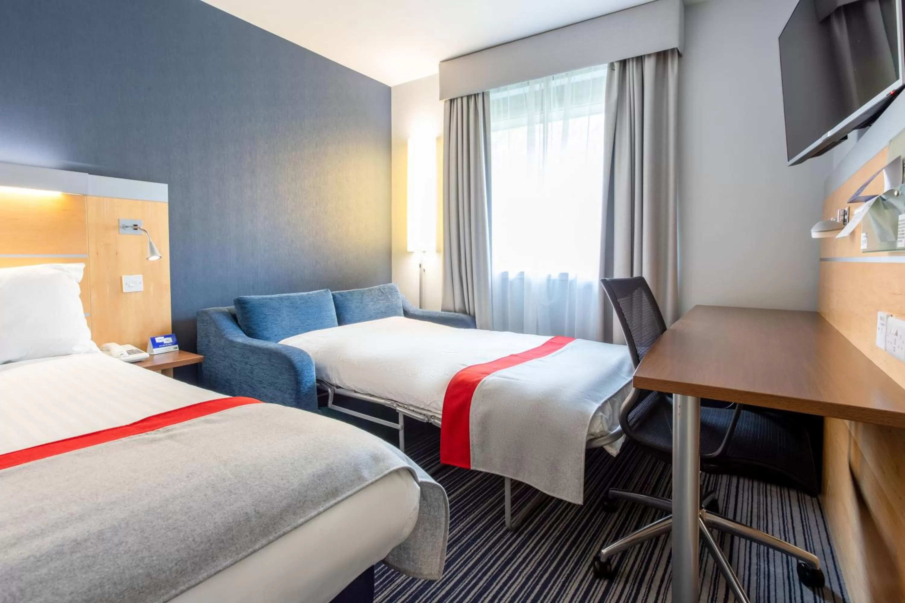 Photo of the whole room, Bed in Holiday Inn Express Dunfermline by IHG