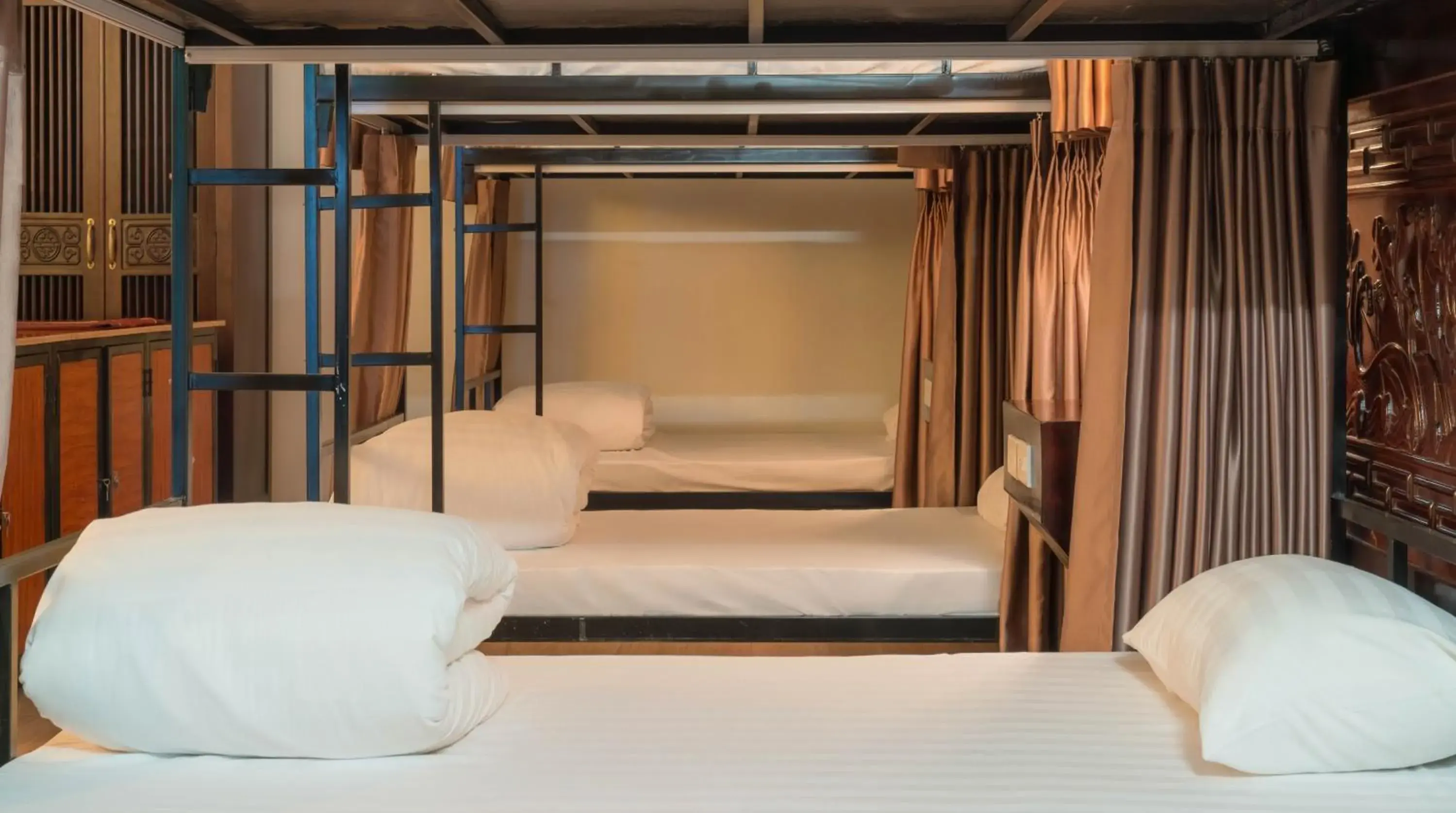 bunk bed, Bed in Bai Dinh Hotel