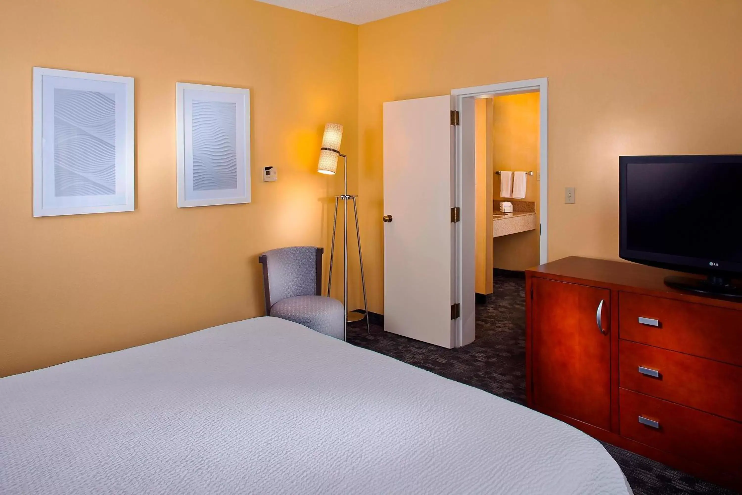 Bedroom, Bed in Courtyard by Marriott Huntsville University Drive