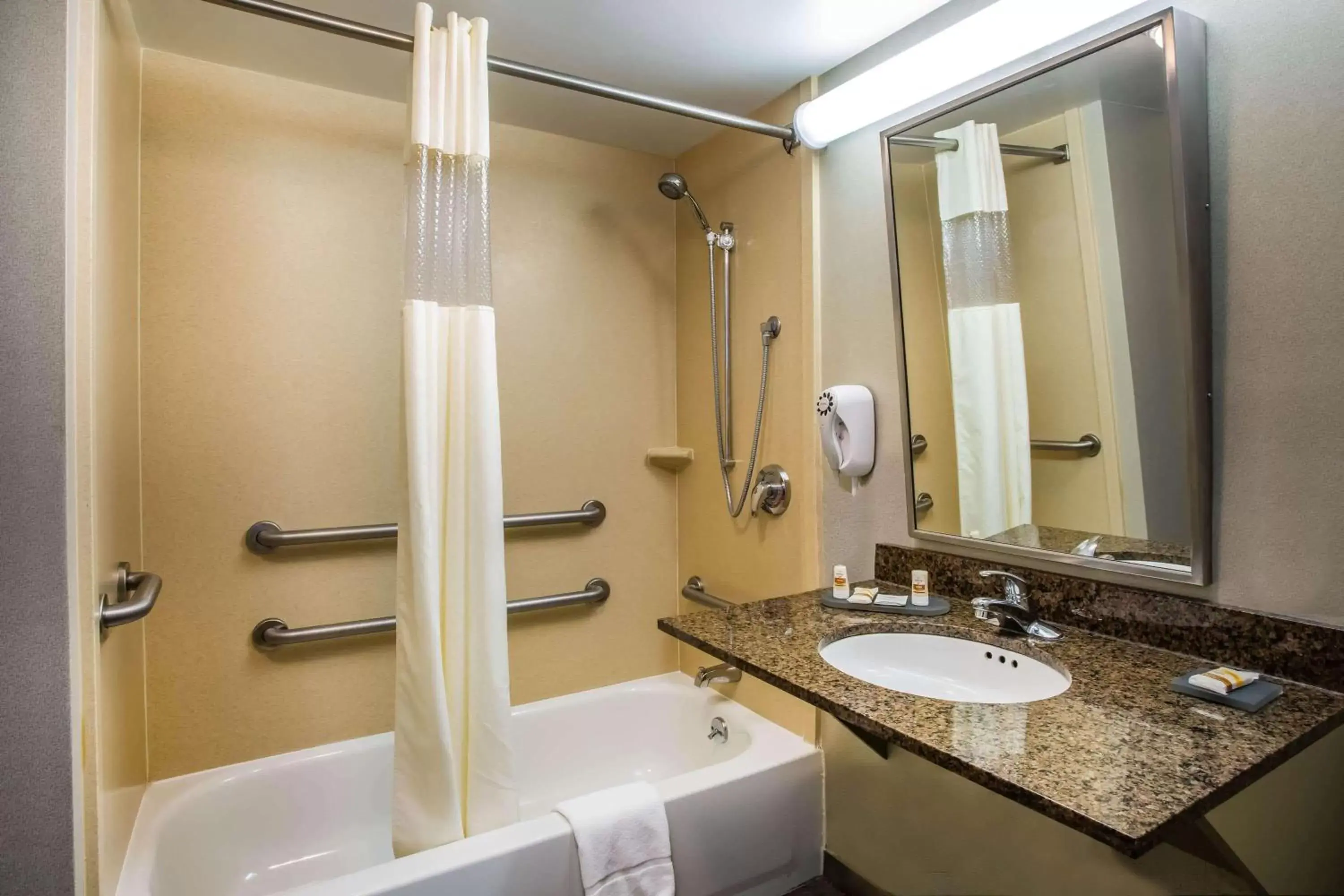 Bathroom in La Quinta by Wyndham Islip - MacArthur Airport