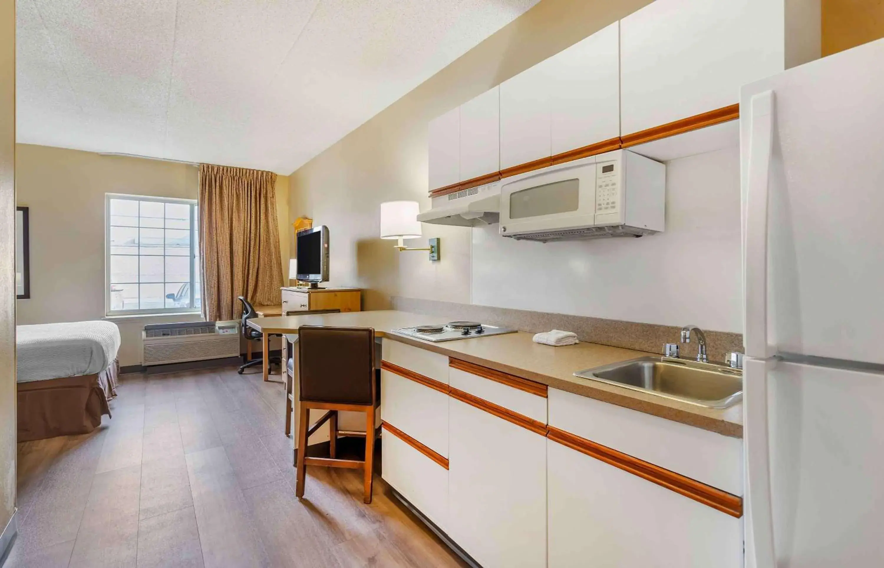 Bedroom, Kitchen/Kitchenette in Extended Stay America Suites - Chicago - Lombard - Oakbrook