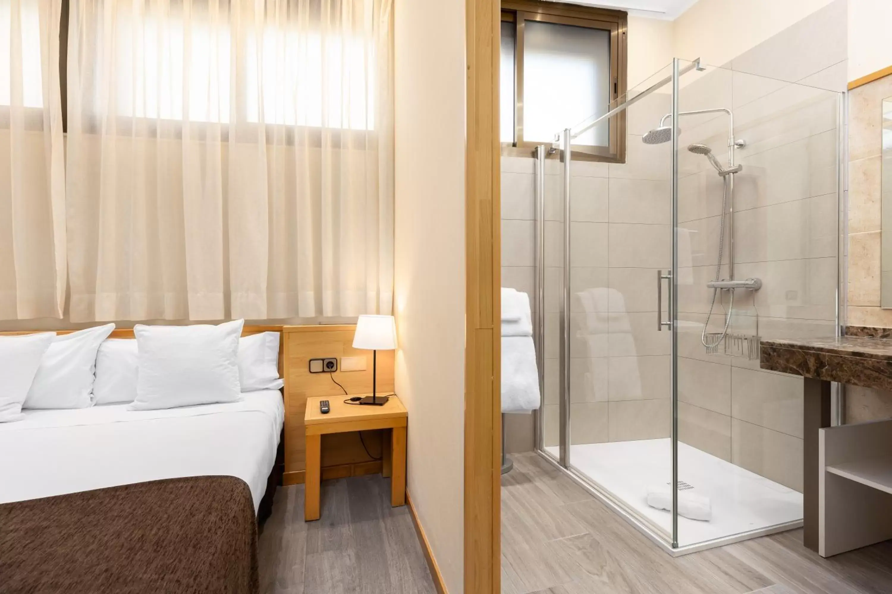 Shower, Bathroom in Apartamentos DV