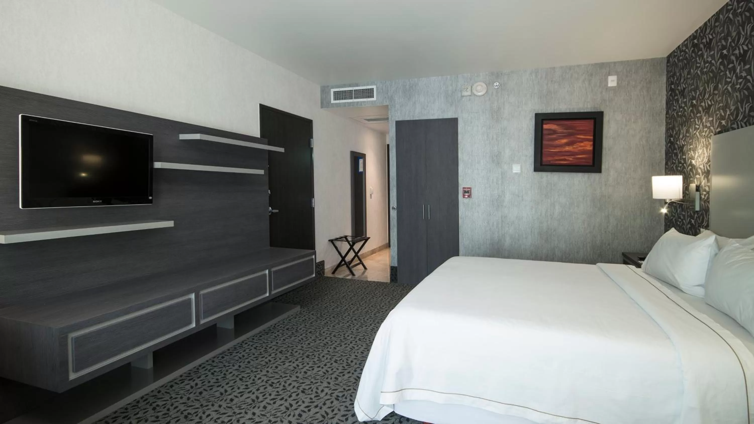 Photo of the whole room, Bed in Holiday Inn Express & Suites Queretaro by IHG