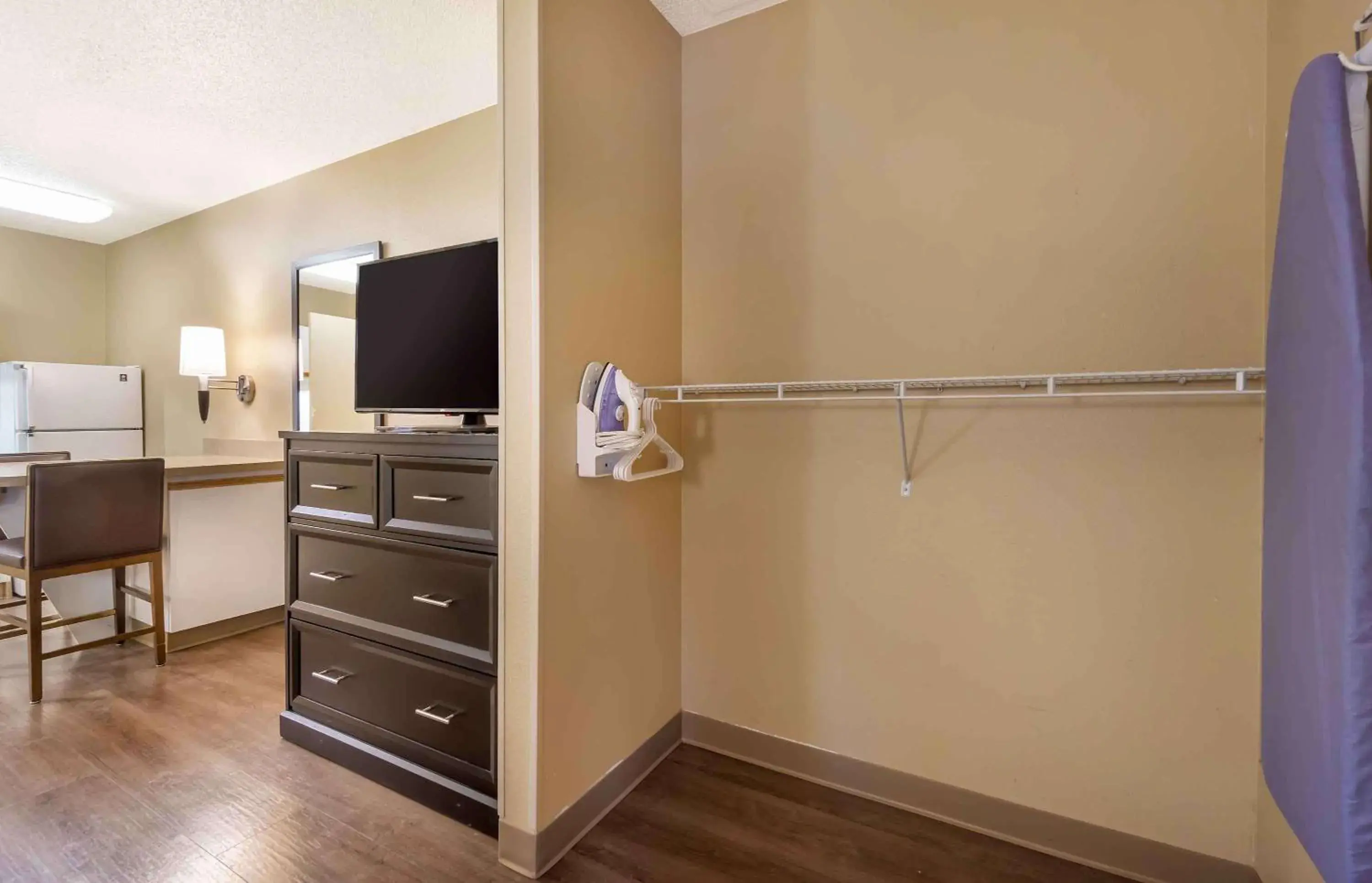 Bedroom, TV/Entertainment Center in Extended Stay America Suites - Seattle - Bellevue - Factoria