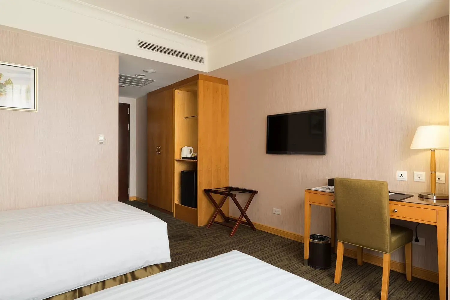 Photo of the whole room, Bed in Fushin Hotel Taipei Photo of the whole room, Bed in Fushin Hotel Taipei