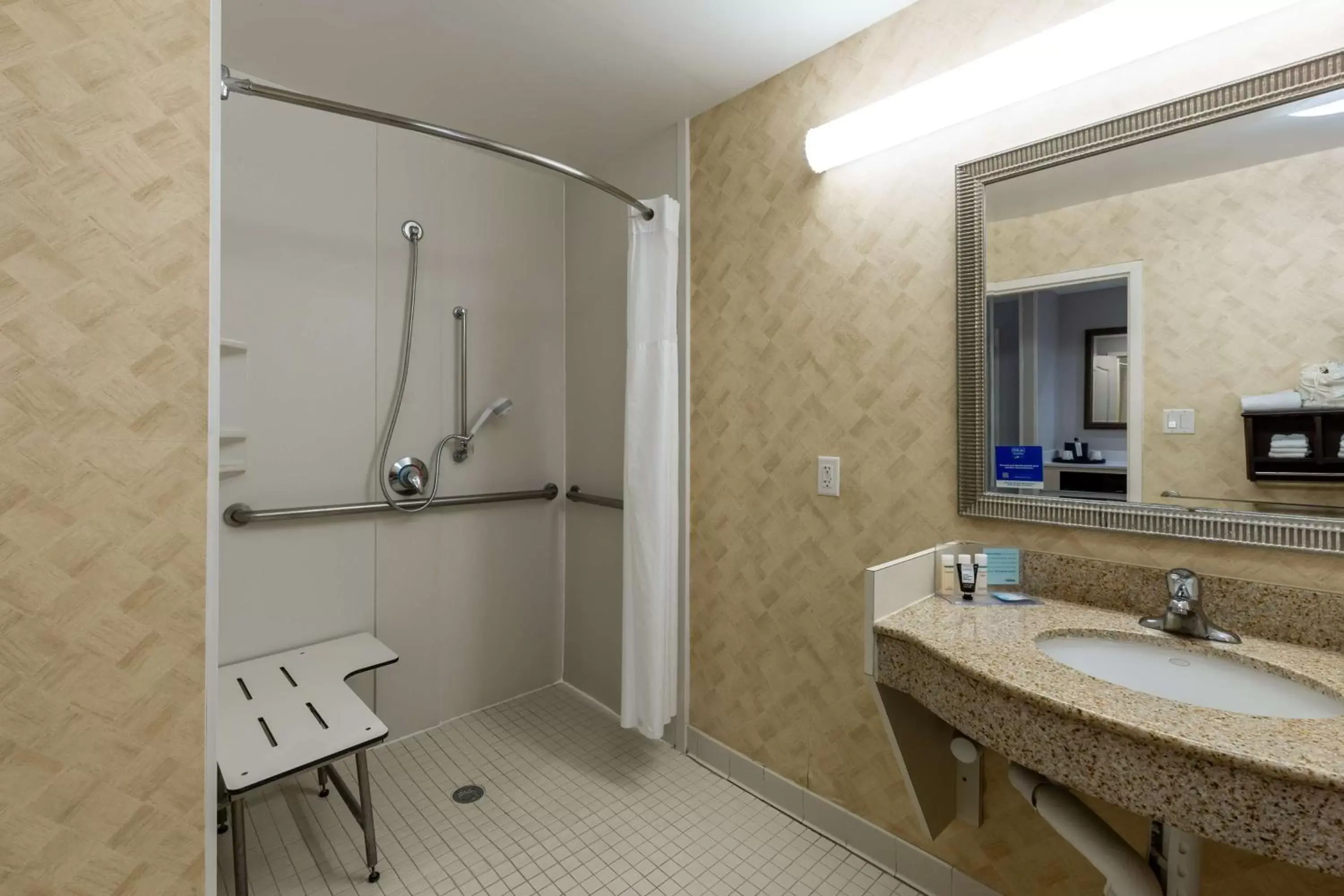 Bathroom in Hampton Inn & Suites Jacksonville Deerwood Park