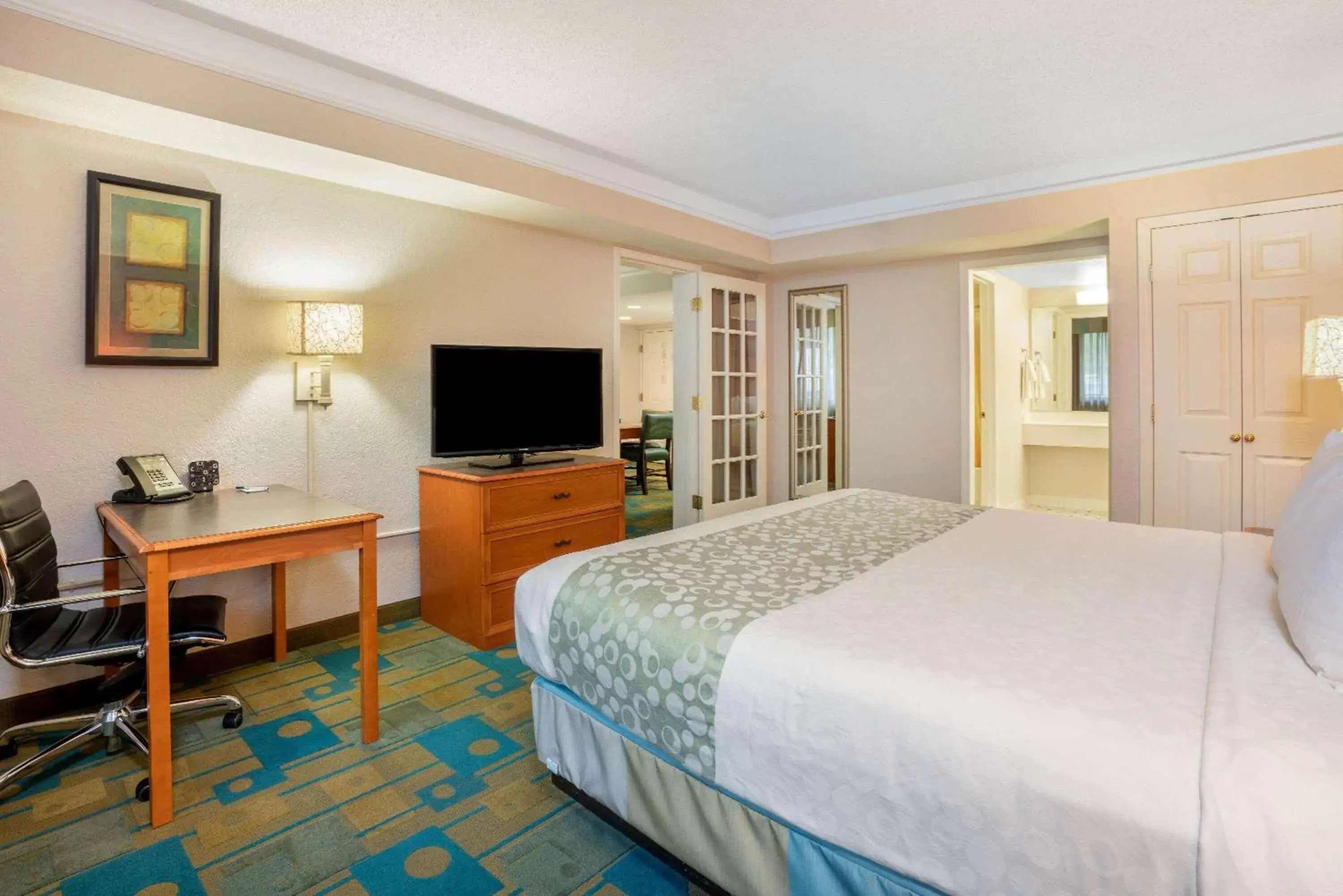 Photo of the whole room, TV/Entertainment Center in La Quinta by Wyndham Seattle Sea-Tac Airport
