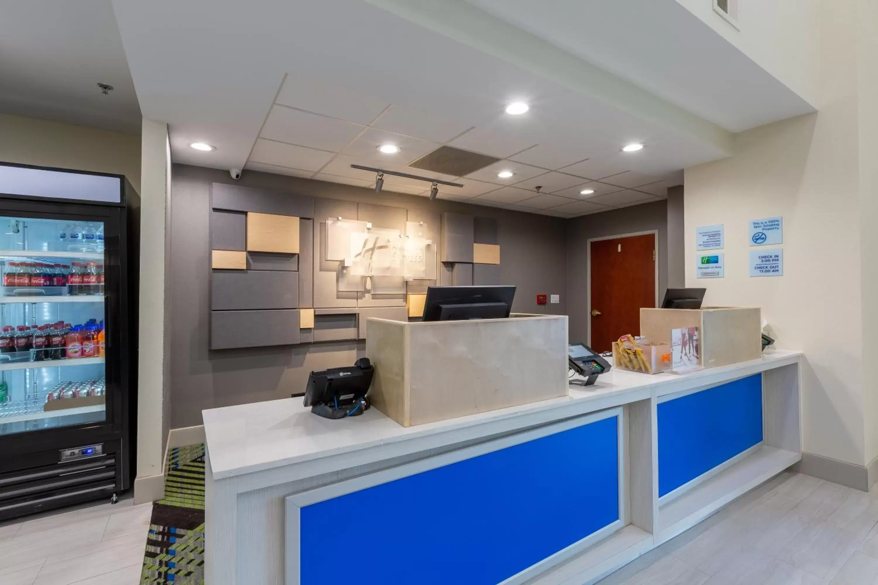 Lobby or reception, Lobby/Reception in Holiday Inn Express & Suites Arlington North – Stadium Area, an IHG Hotel