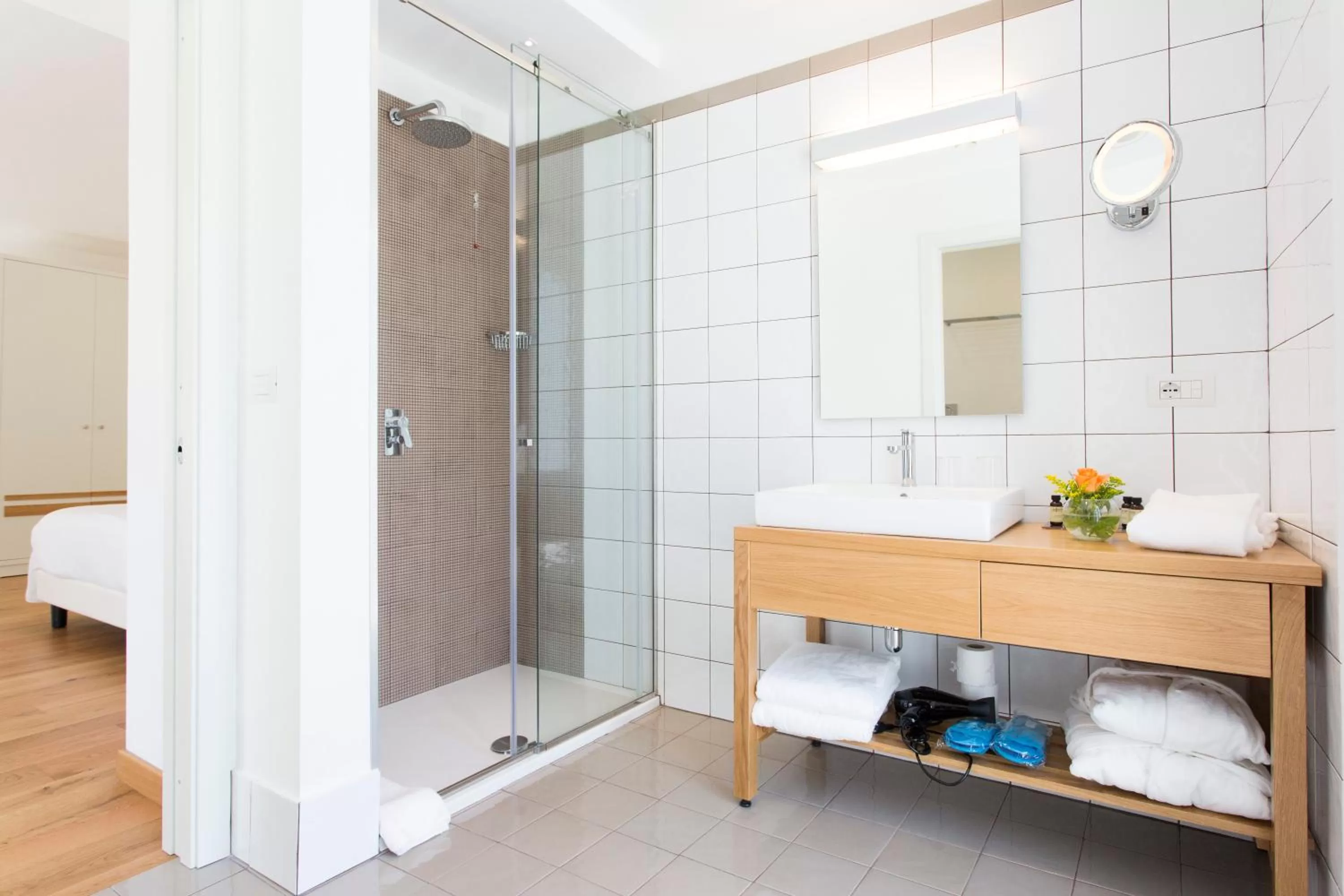 Toilet, Bed in Villa Fiorella Art Hotel