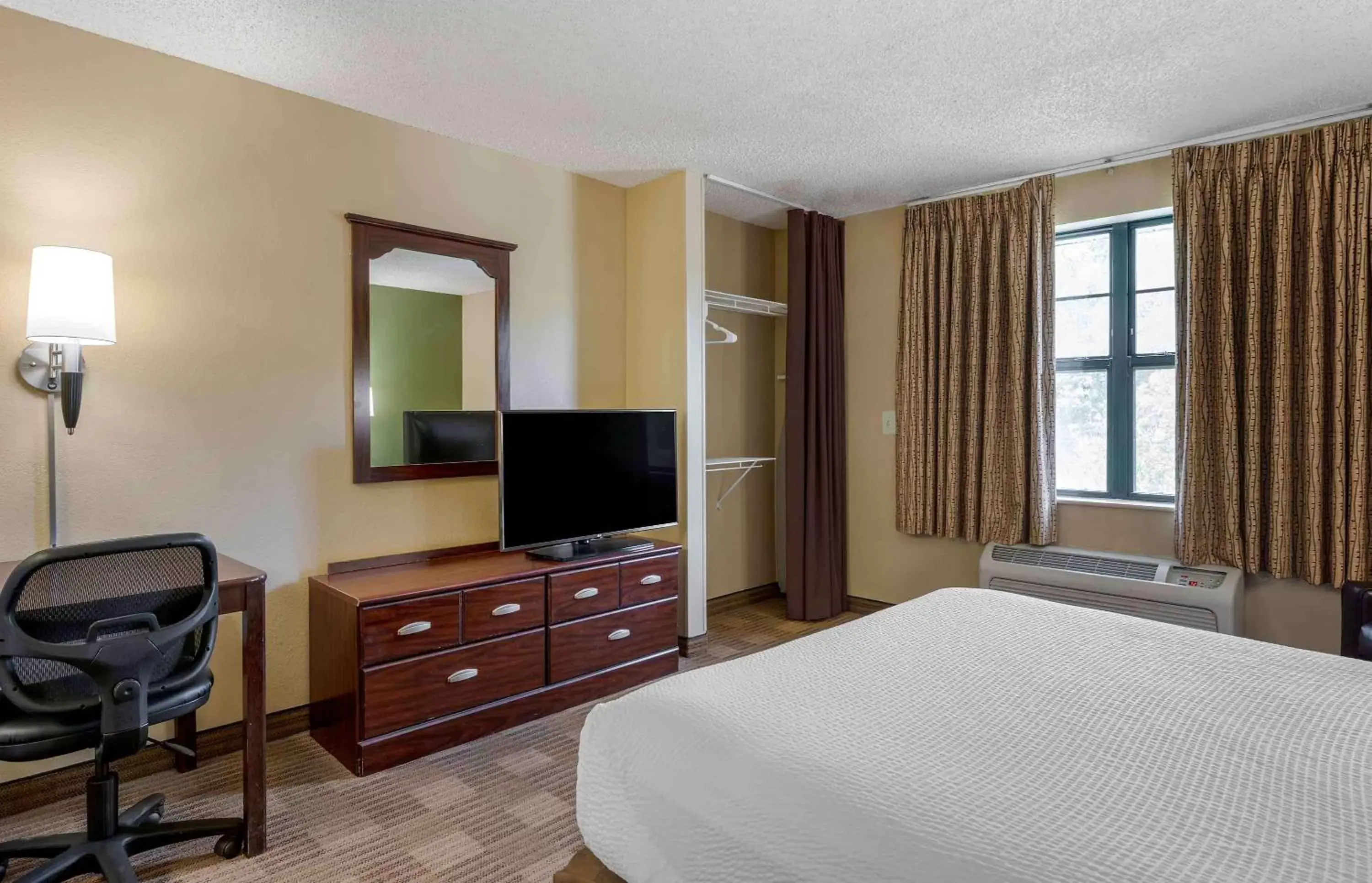 Bedroom, TV/Entertainment Center in Extended Stay America Suites - Santa Barbara - Calle Real