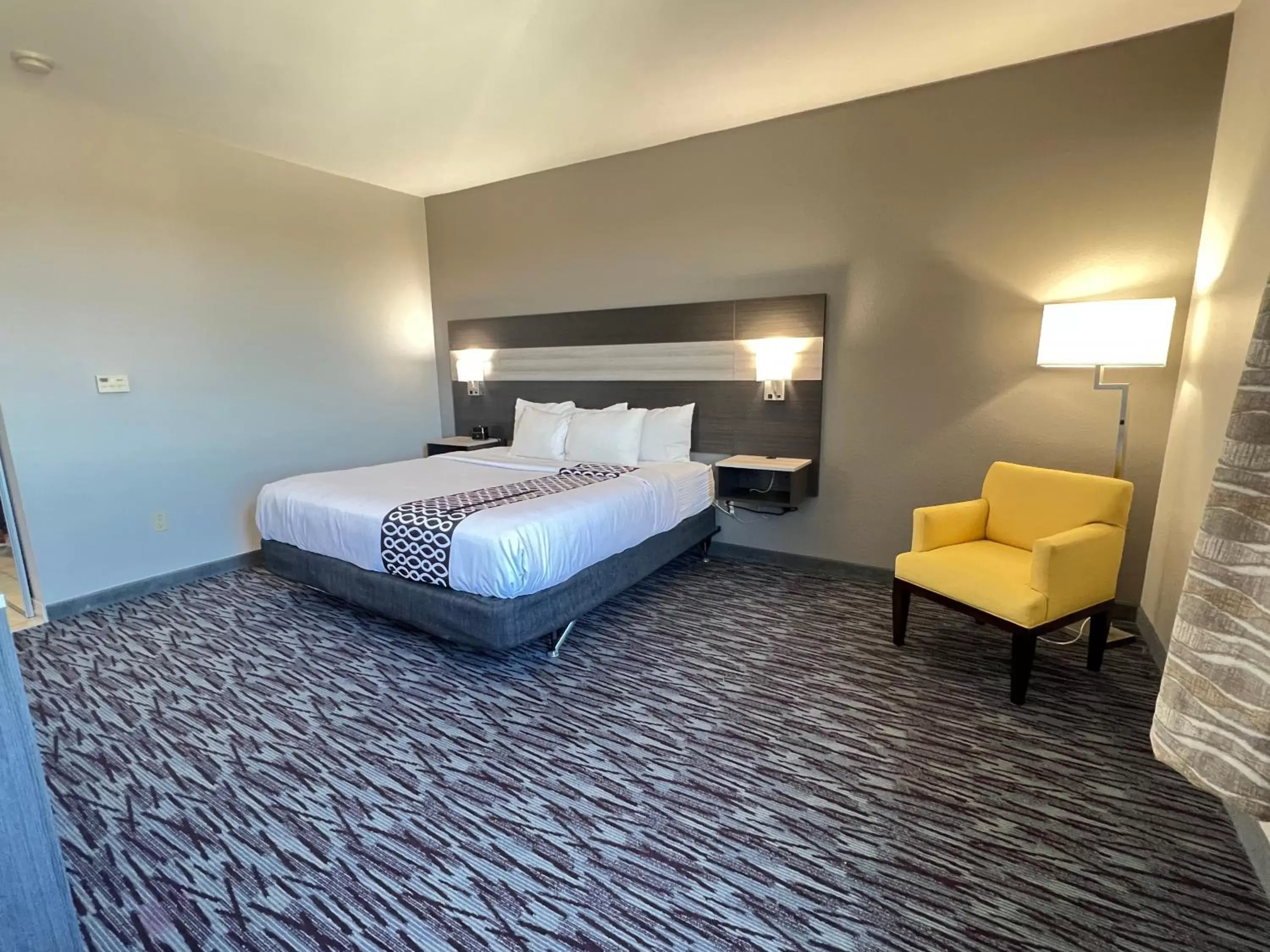 Photo of the whole room, Bed in La Quinta by Wyndham Allen at The Village