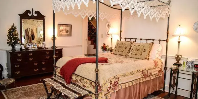 Bed in The Richard Johnston Inn & 1890 Caroline House