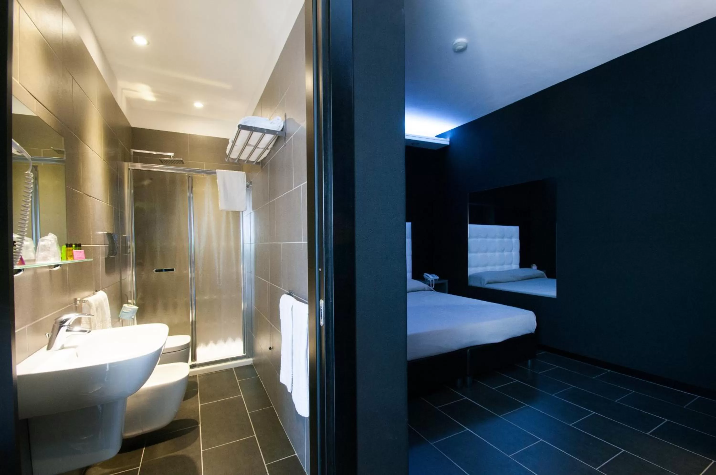Shower, Bed in Fly Boutique Hotel
