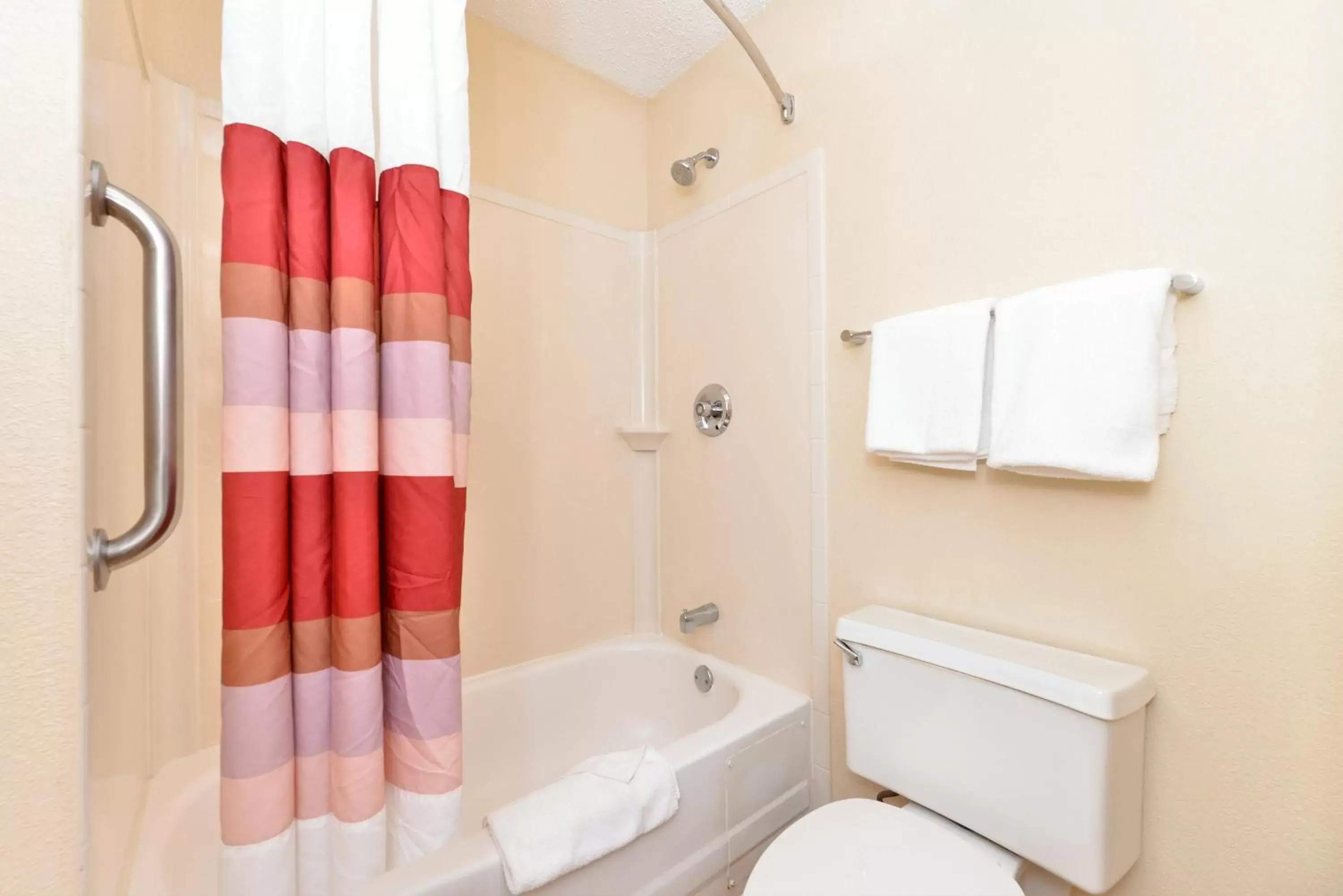 Bathroom in Red Roof Inn PLUS+ Secaucus - Meadowlands