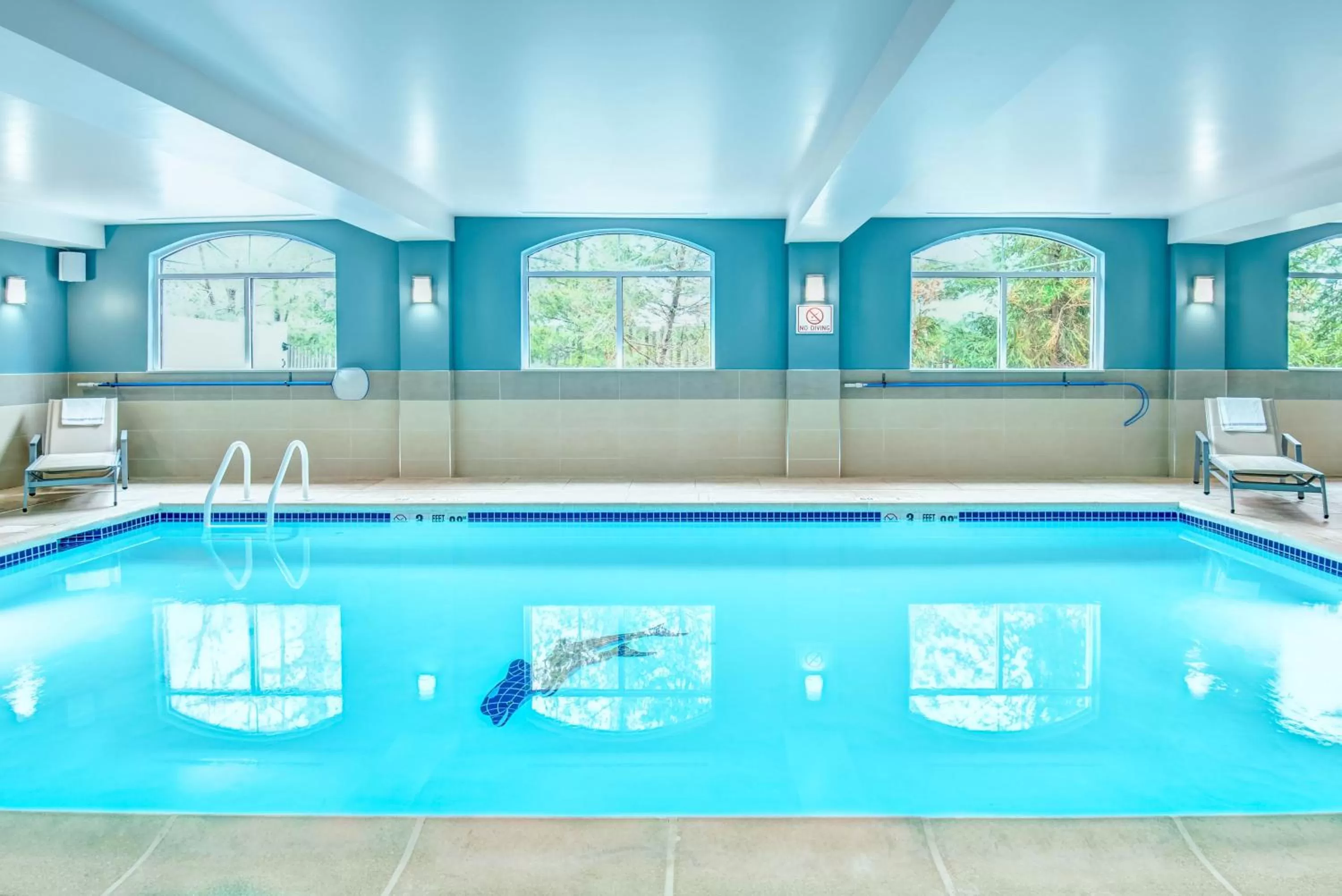 Swimming pool in Holiday Inn Express Woodbridge by IHG