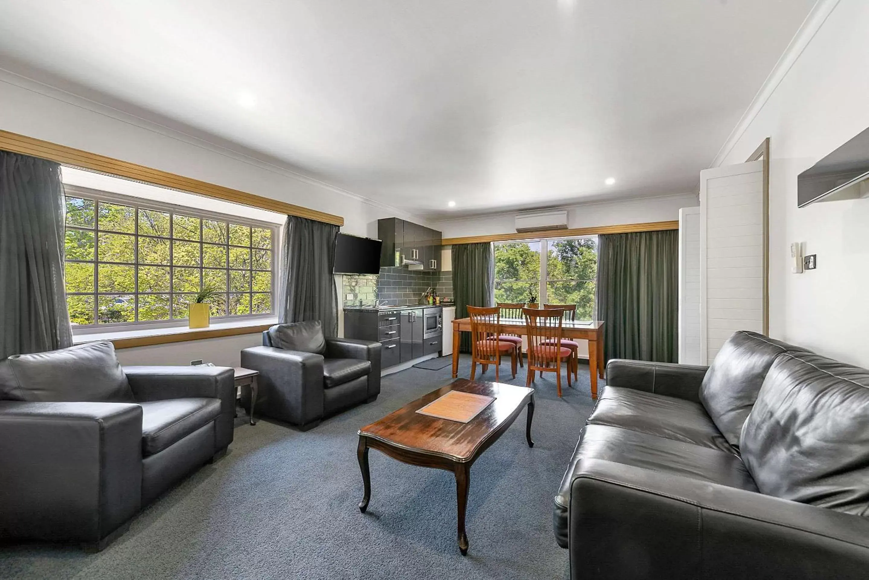 Photo of the whole room, Seating Area in Quality Hotel Colonial Launceston