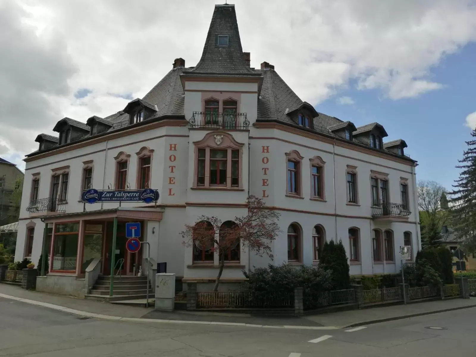 Facade/entrance, Property Building in Hotel Zur Talsperre